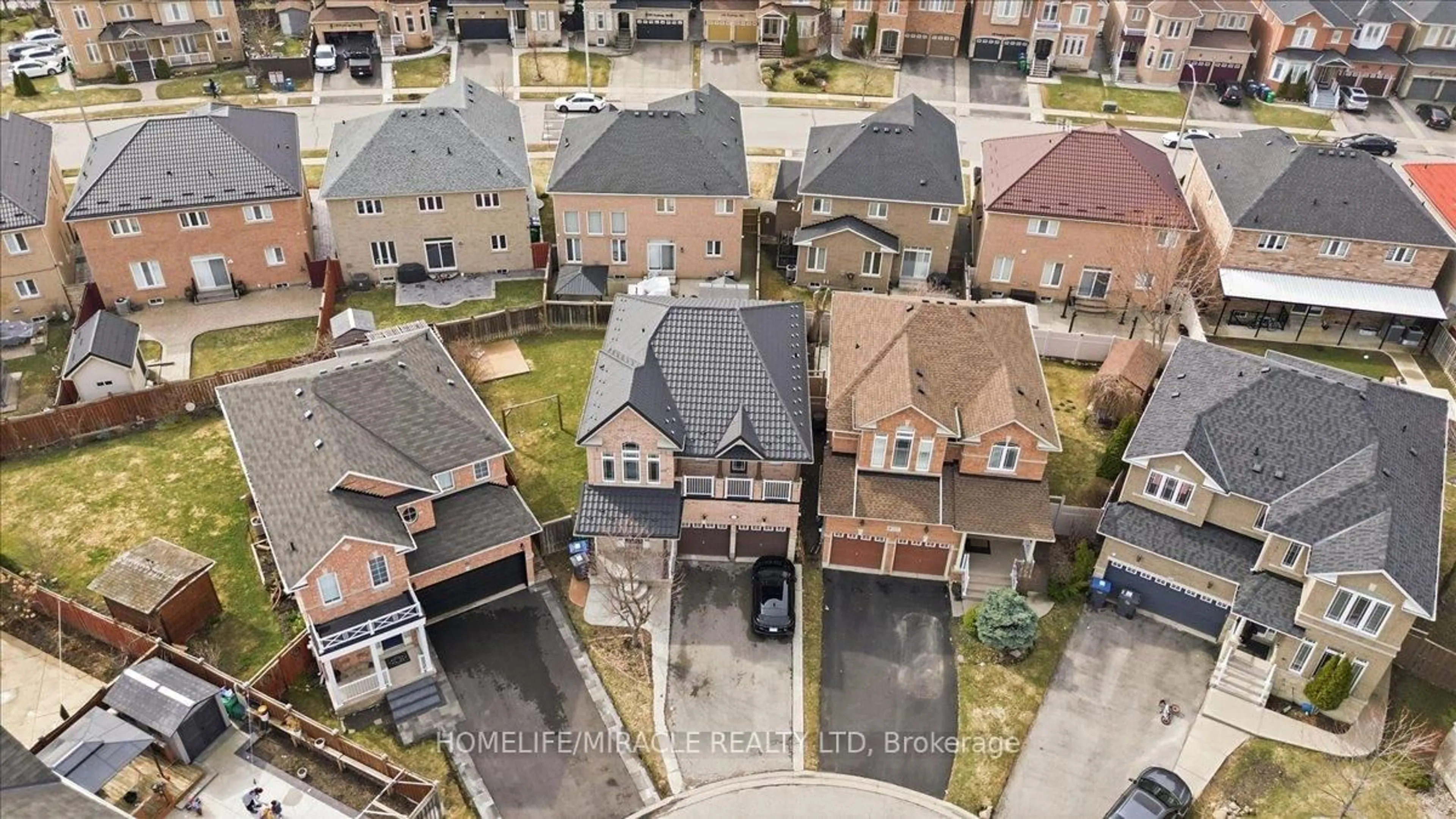 A pic from outside/outdoor area/front of a property/back of a property/a pic from drone, city buildings view from balcony for 6 Prima Vista Crt, Brampton Ontario L7A 3W8