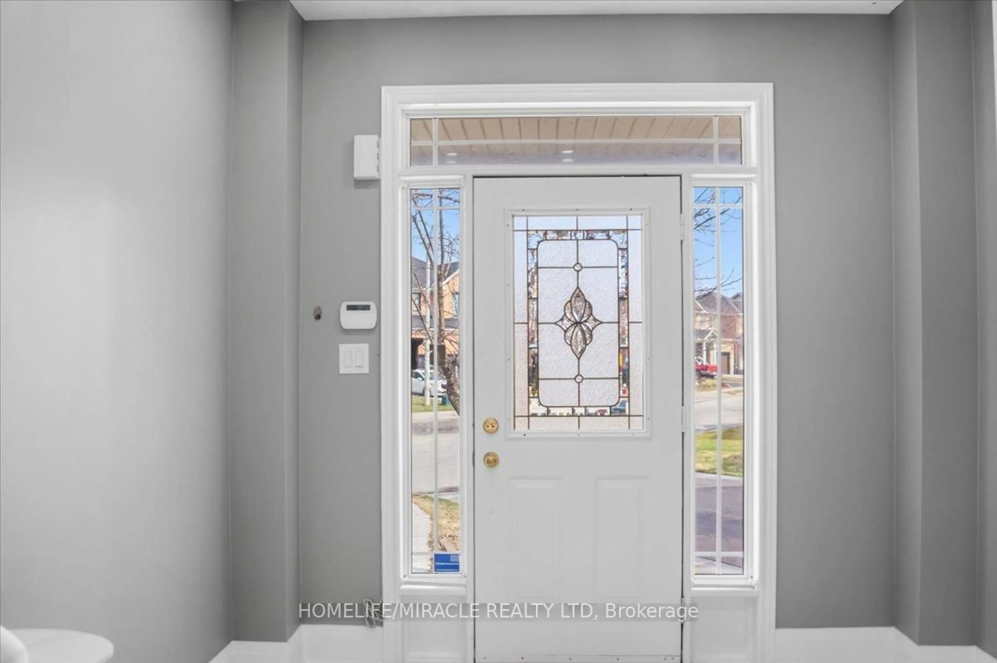 Indoor entryway for 6 Prima Vista Crt, Brampton Ontario L7A 3W8
