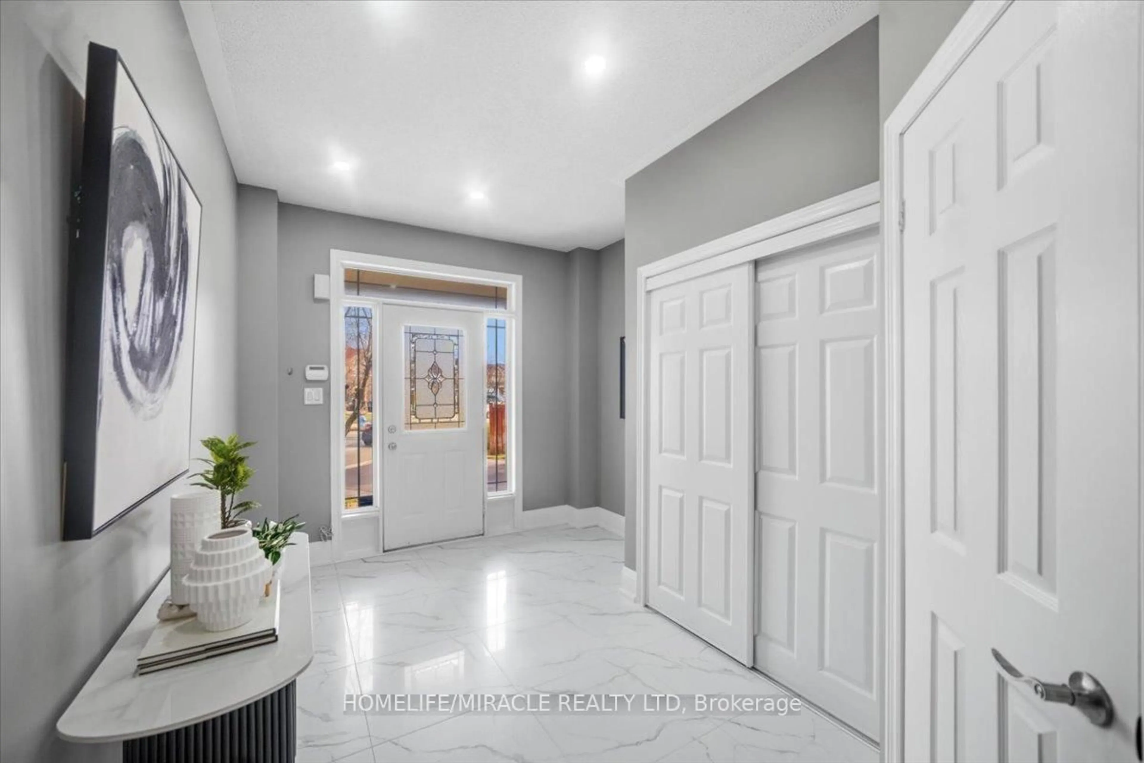 Indoor entryway for 6 Prima Vista Crt, Brampton Ontario L7A 3W8
