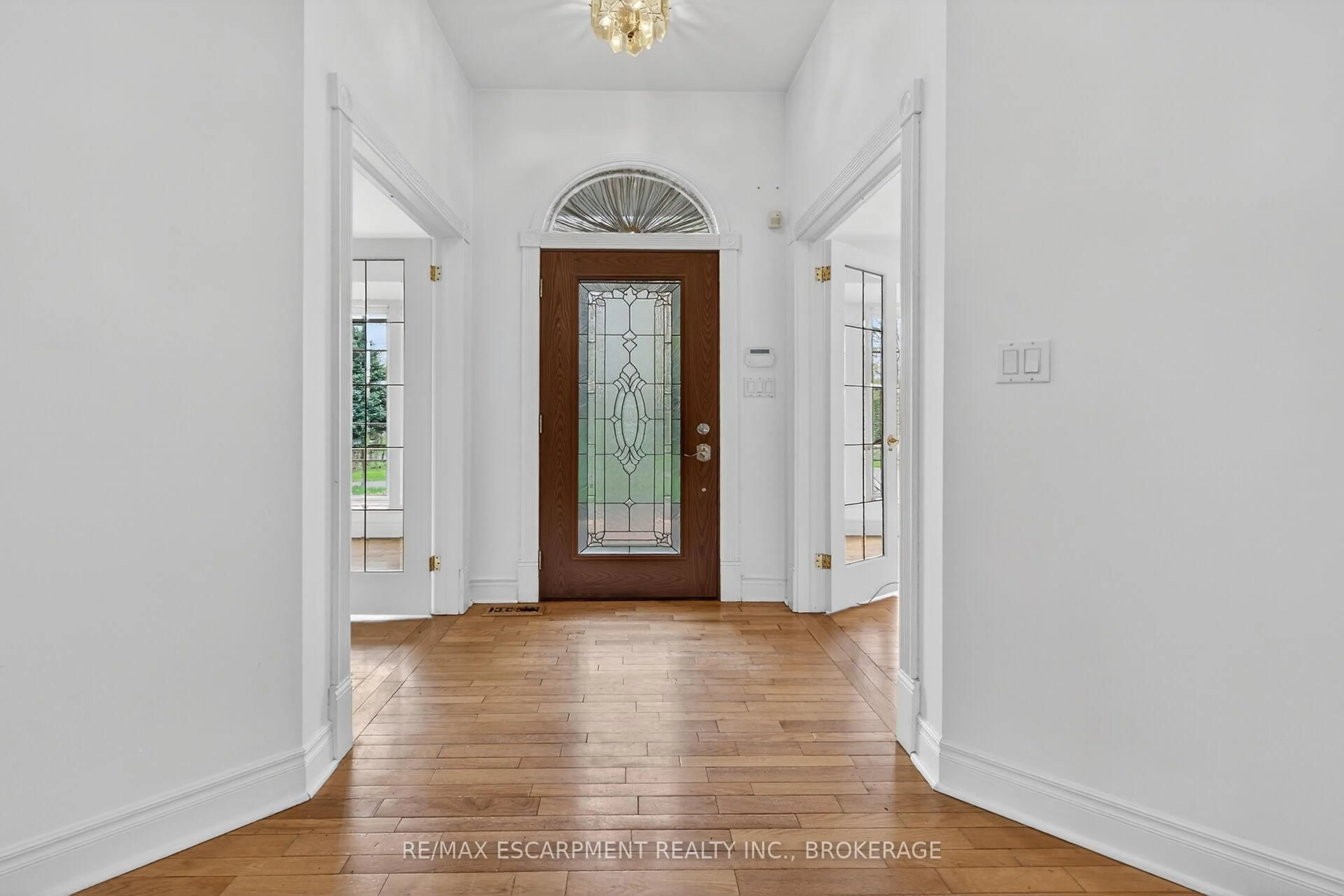 Indoor entryway for 5114 MOUNT NEMO Cres, Burlington Ontario L7M 0T6