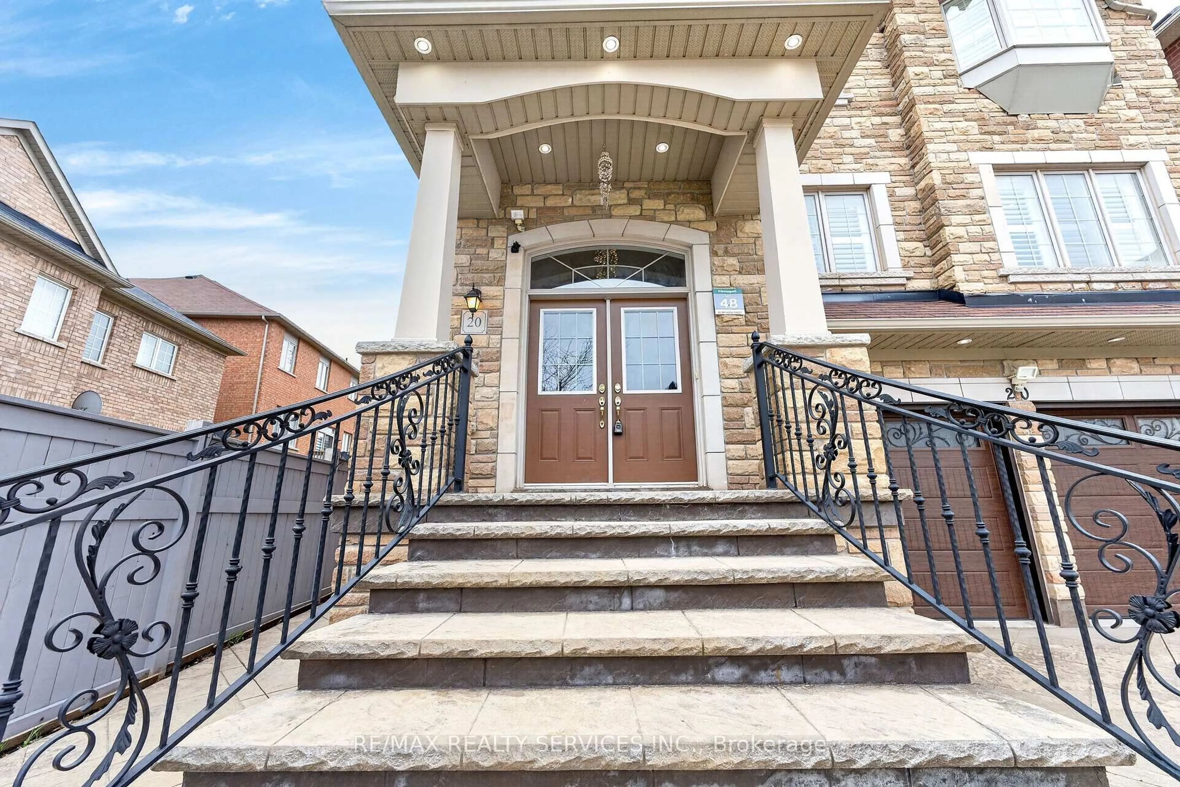 Indoor entryway for 20 Maywood St, Brampton Ontario L6Y 0W6