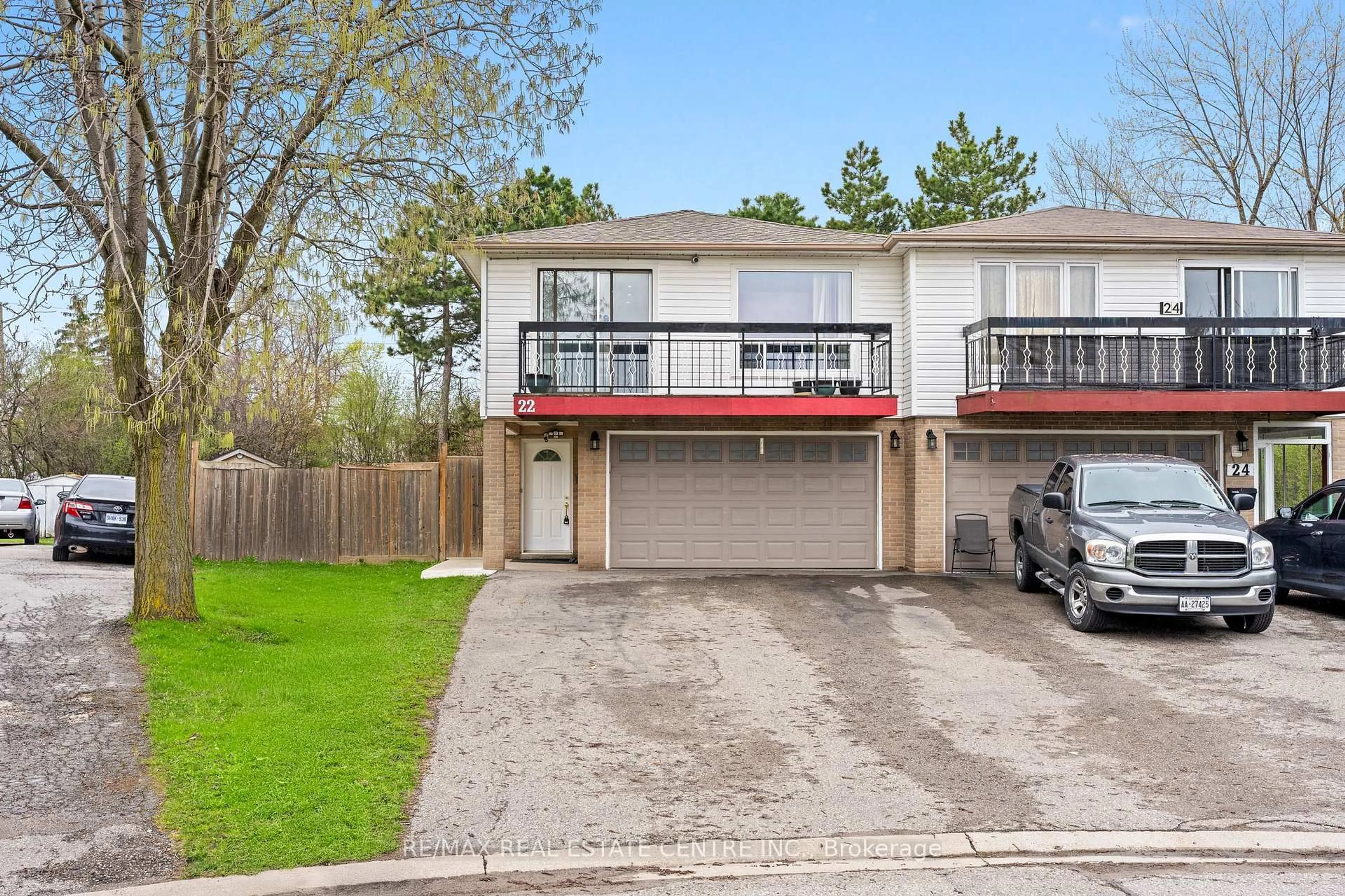 A pic from outside/outdoor area/front of a property/back of a property/a pic from drone, street for 22 Glen Echo Crt, Brampton Ontario L6S 5T9
