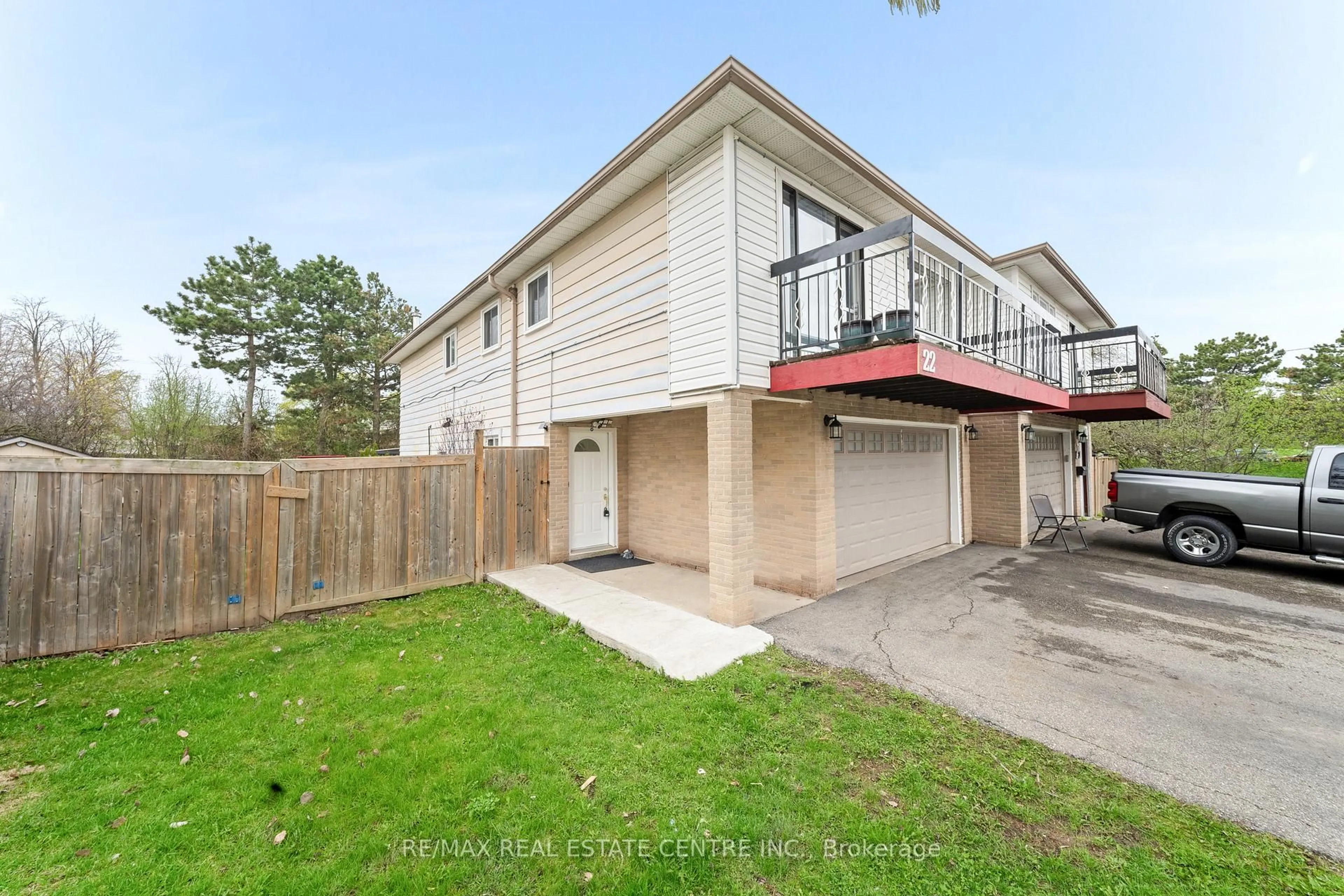 A pic from outside/outdoor area/front of a property/back of a property/a pic from drone, street for 22 Glen Echo Crt, Brampton Ontario L6S 5T9