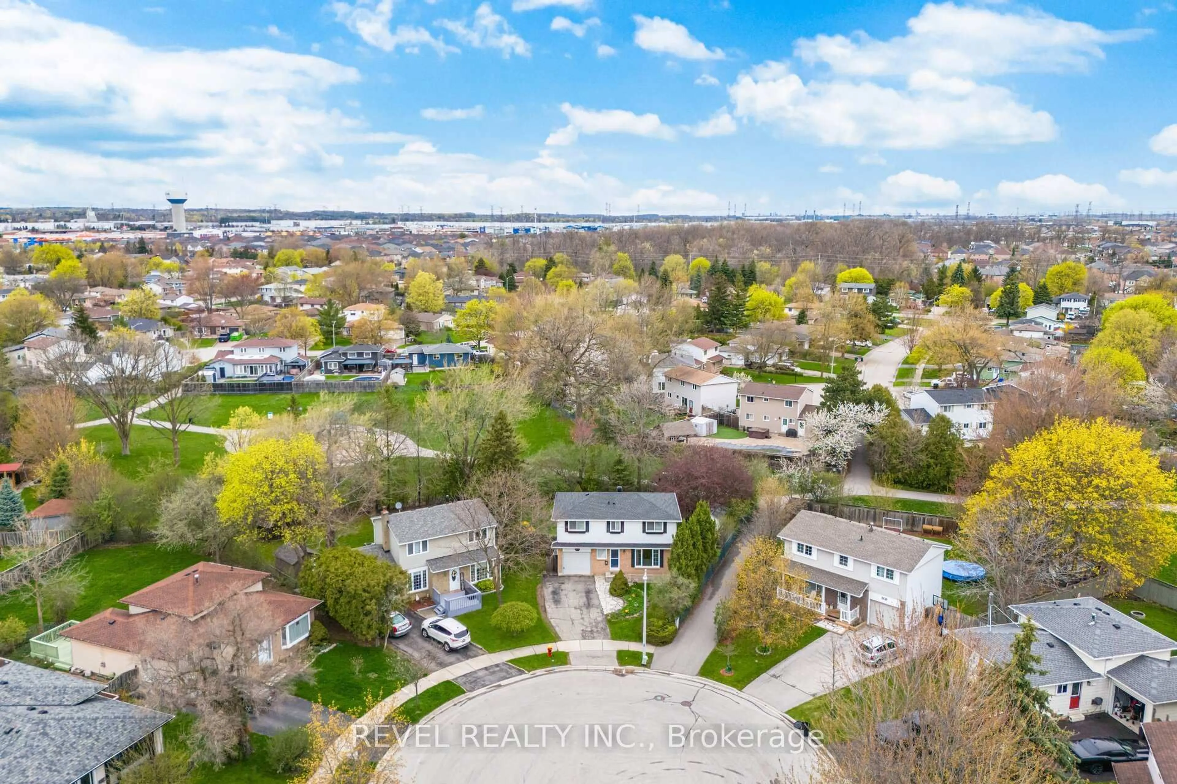 A pic from outside/outdoor area/front of a property/back of a property/a pic from drone, unknown for 807 Secord Crt, Milton Ontario L9T 3T3