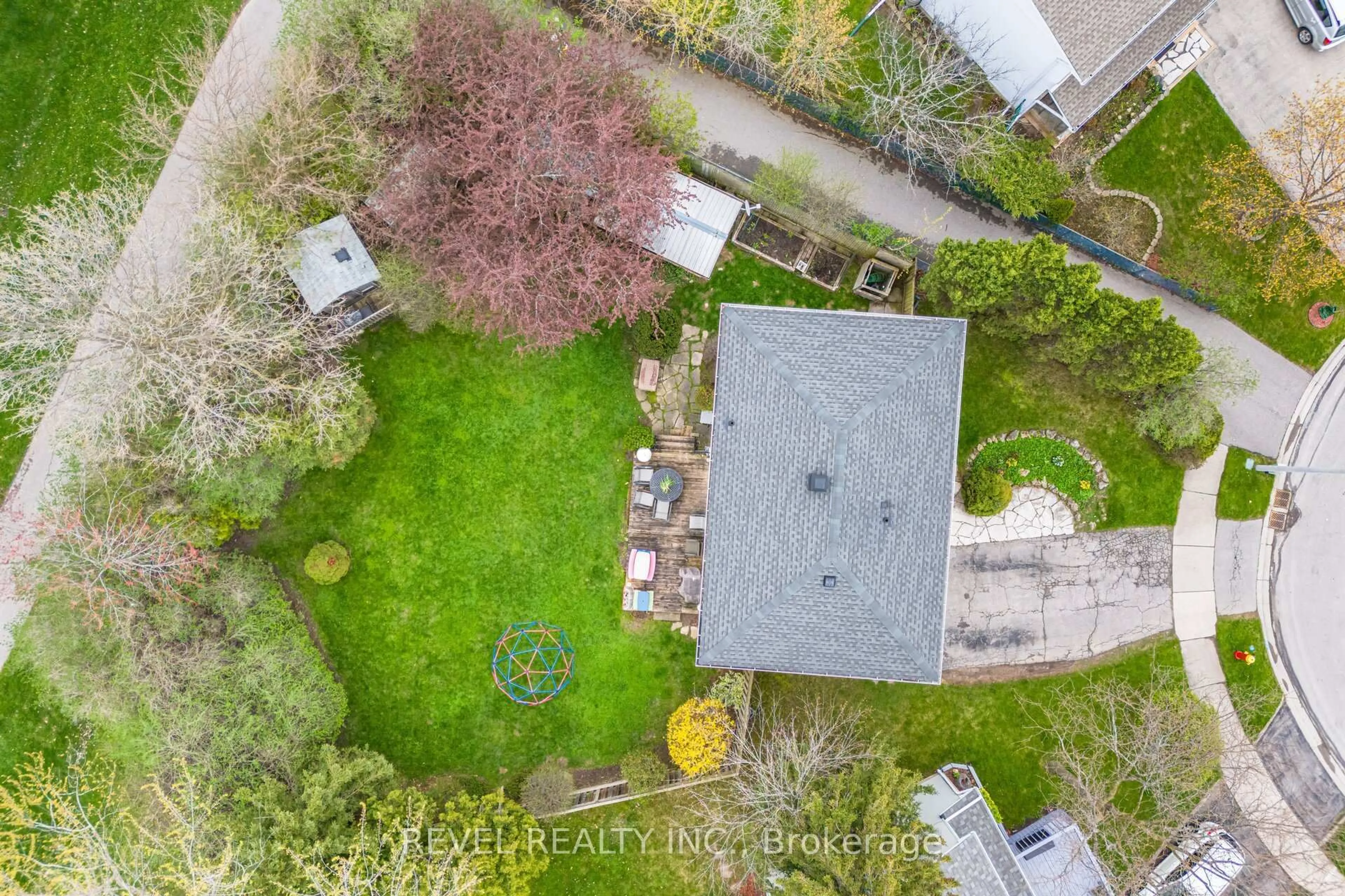 A pic from outside/outdoor area/front of a property/back of a property/a pic from drone, street for 807 Secord Crt, Milton Ontario L9T 3T3