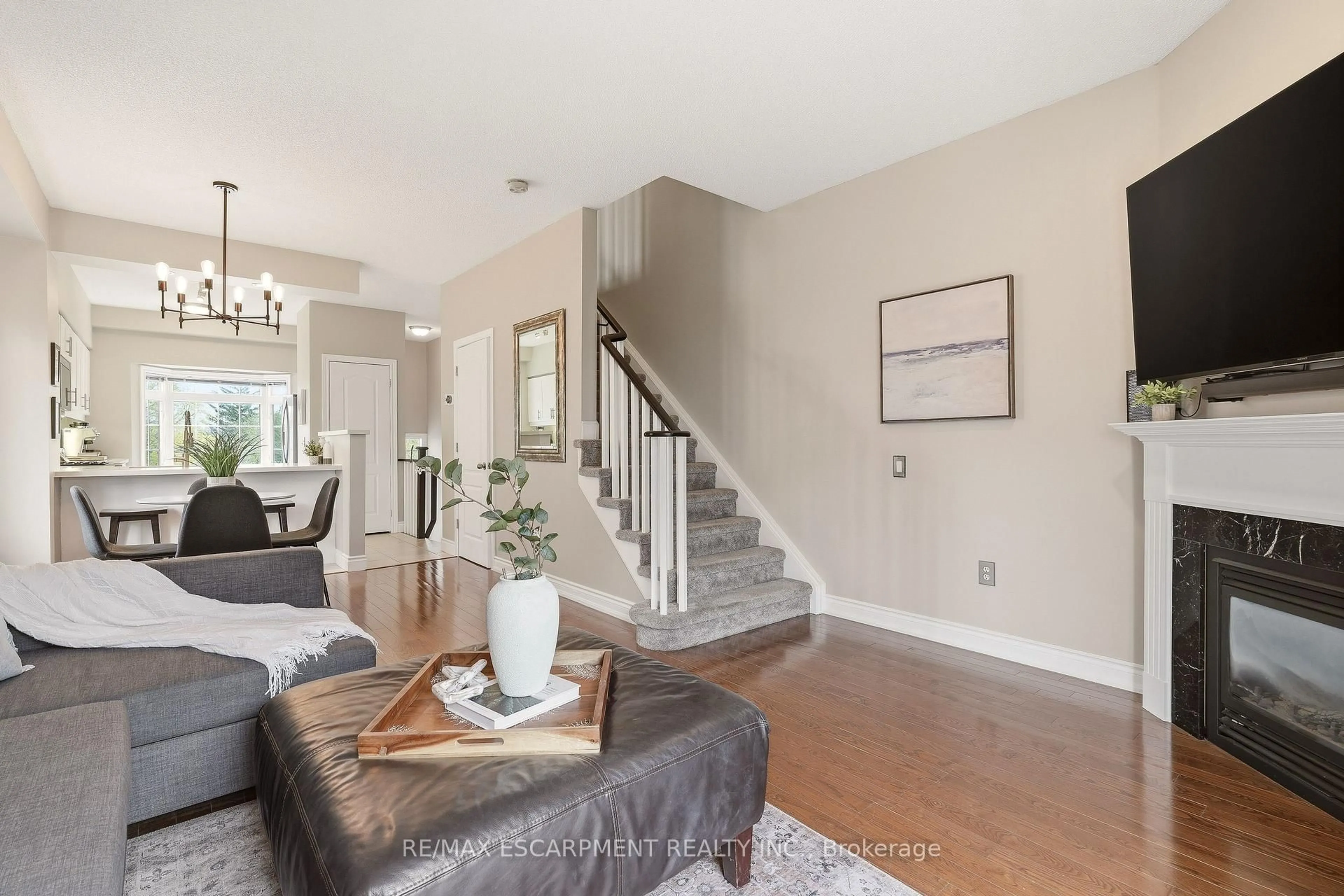 Living room with furniture, unknown for 5080 Fairview St #30, Burlington Ontario L7L 7E9