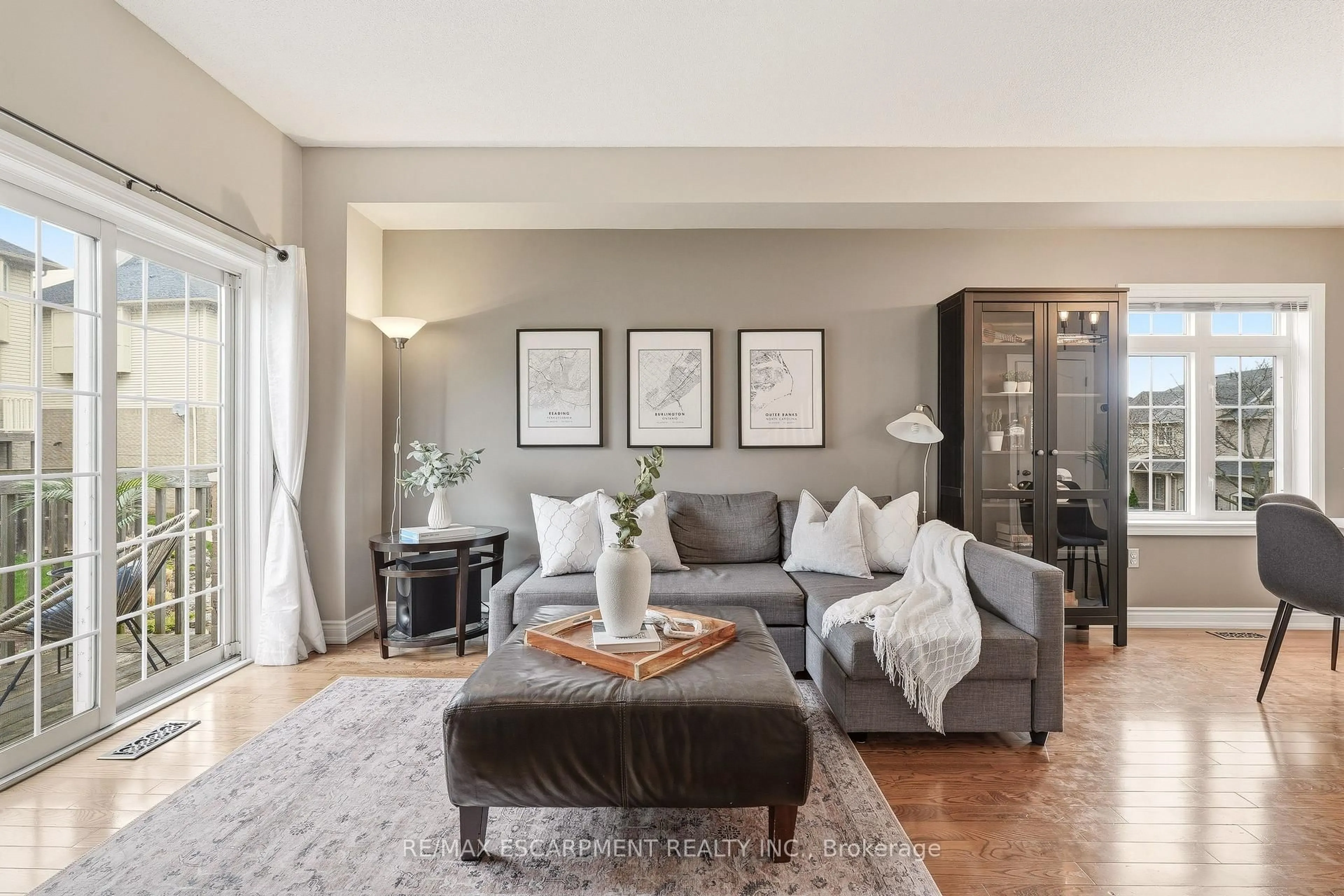 Living room with furniture, unknown for 5080 Fairview St #30, Burlington Ontario L7L 7E9