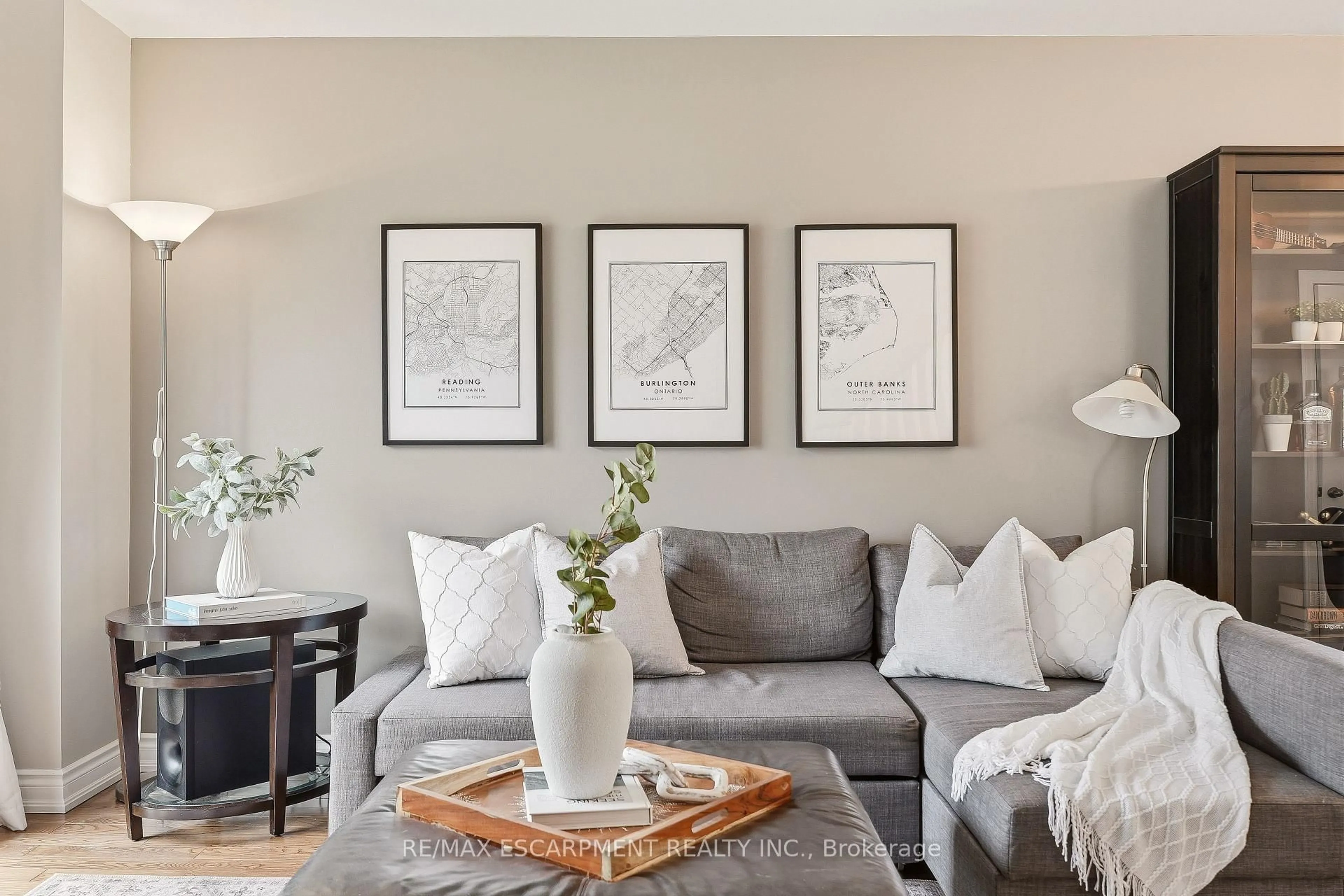 Living room with furniture, unknown for 5080 Fairview St #30, Burlington Ontario L7L 7E9