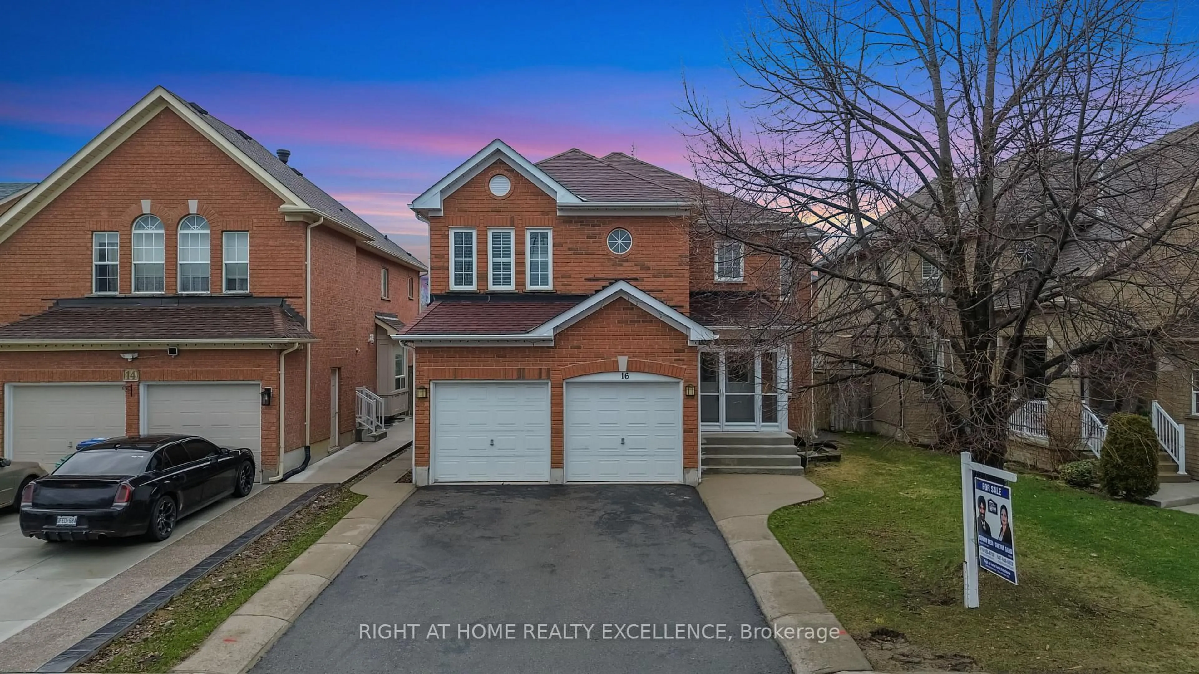 A pic from outside/outdoor area/front of a property/back of a property/a pic from drone, street for 16 Whitford Crt, Brampton Ontario L6R 2S2