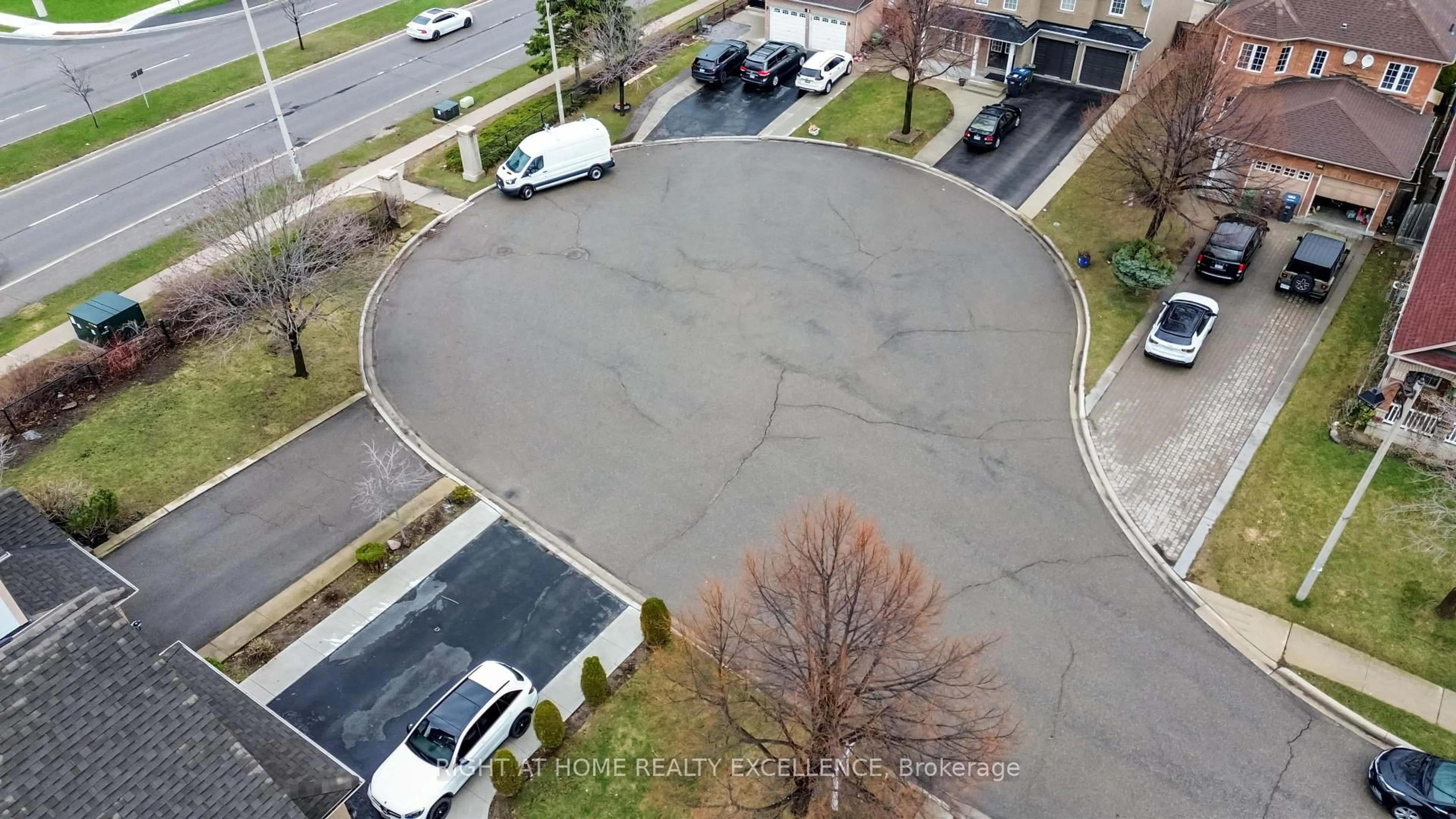 A pic from outside/outdoor area/front of a property/back of a property/a pic from drone, street for 16 Whitford Crt, Brampton Ontario L6R 2S2