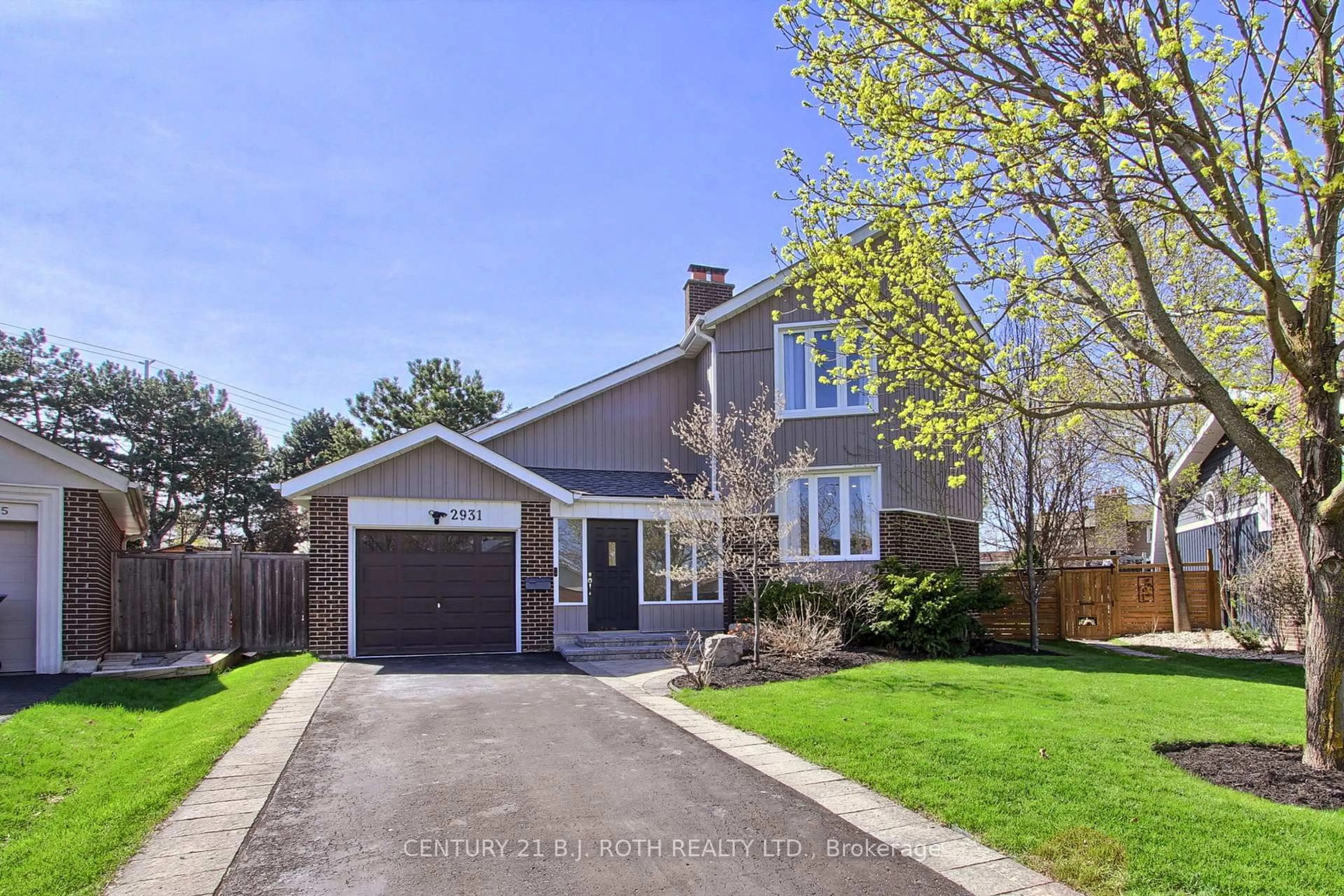 Home with vinyl exterior material, street for 2931 Saint Malo Circ, Mississauga Ontario L5N 1S8