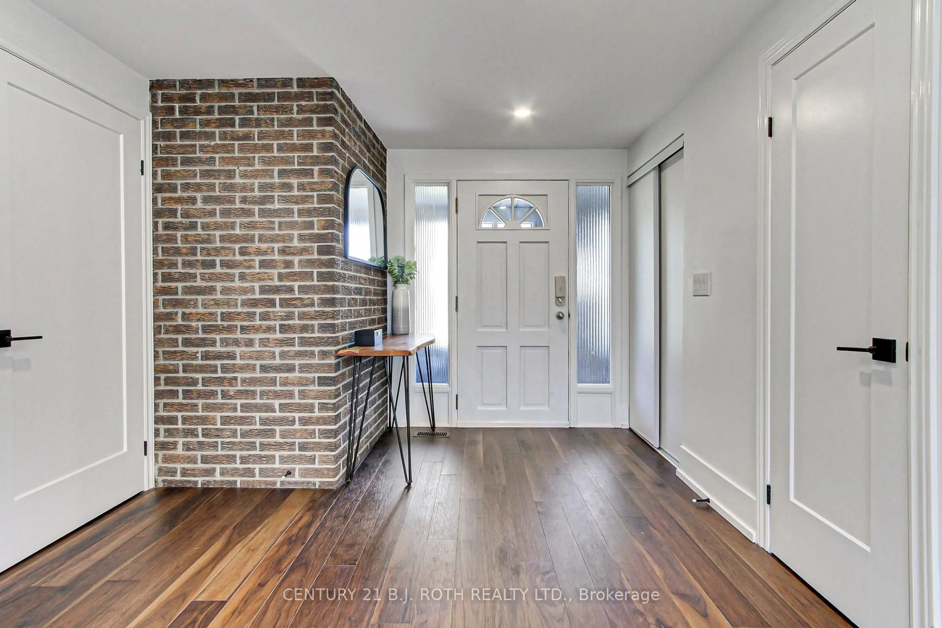 Indoor entryway for 2931 Saint Malo Circ, Mississauga Ontario L5N 1S8
