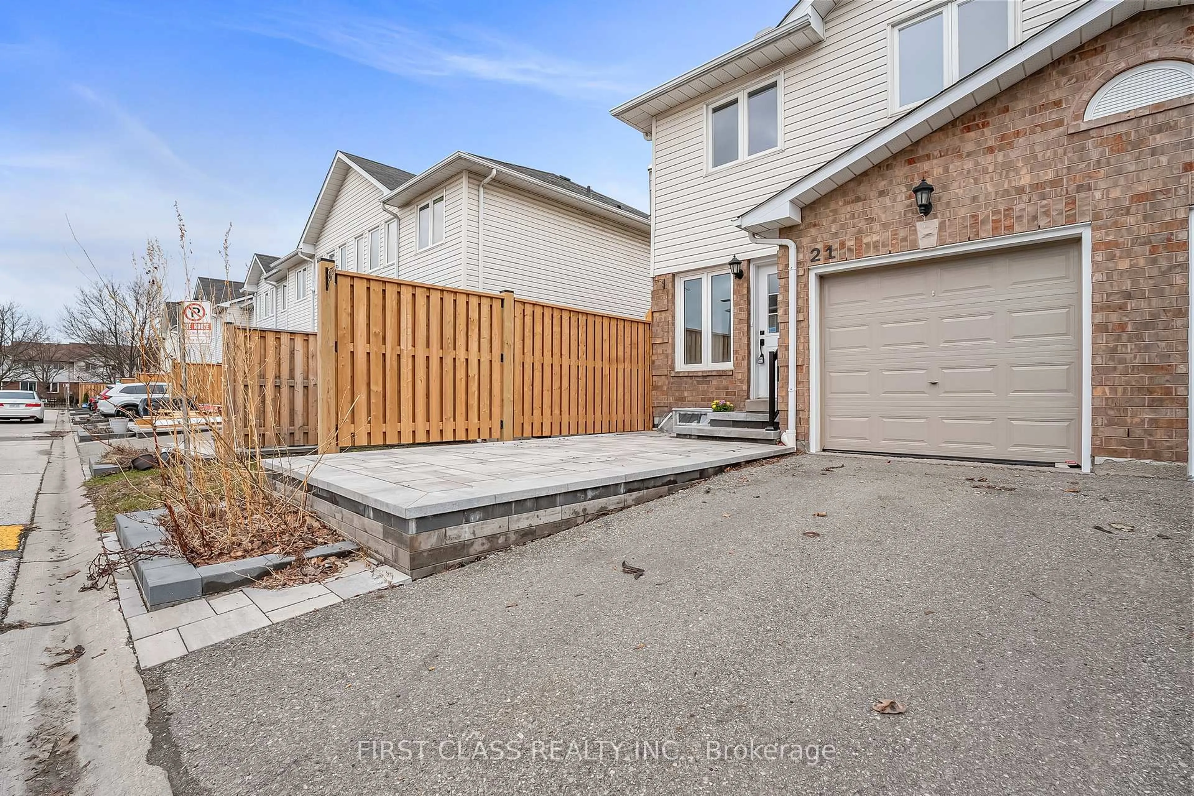 A pic from outside/outdoor area/front of a property/back of a property/a pic from drone, street for 1485 Torrington Dr #21, Mississauga Ontario L5V 1Y3