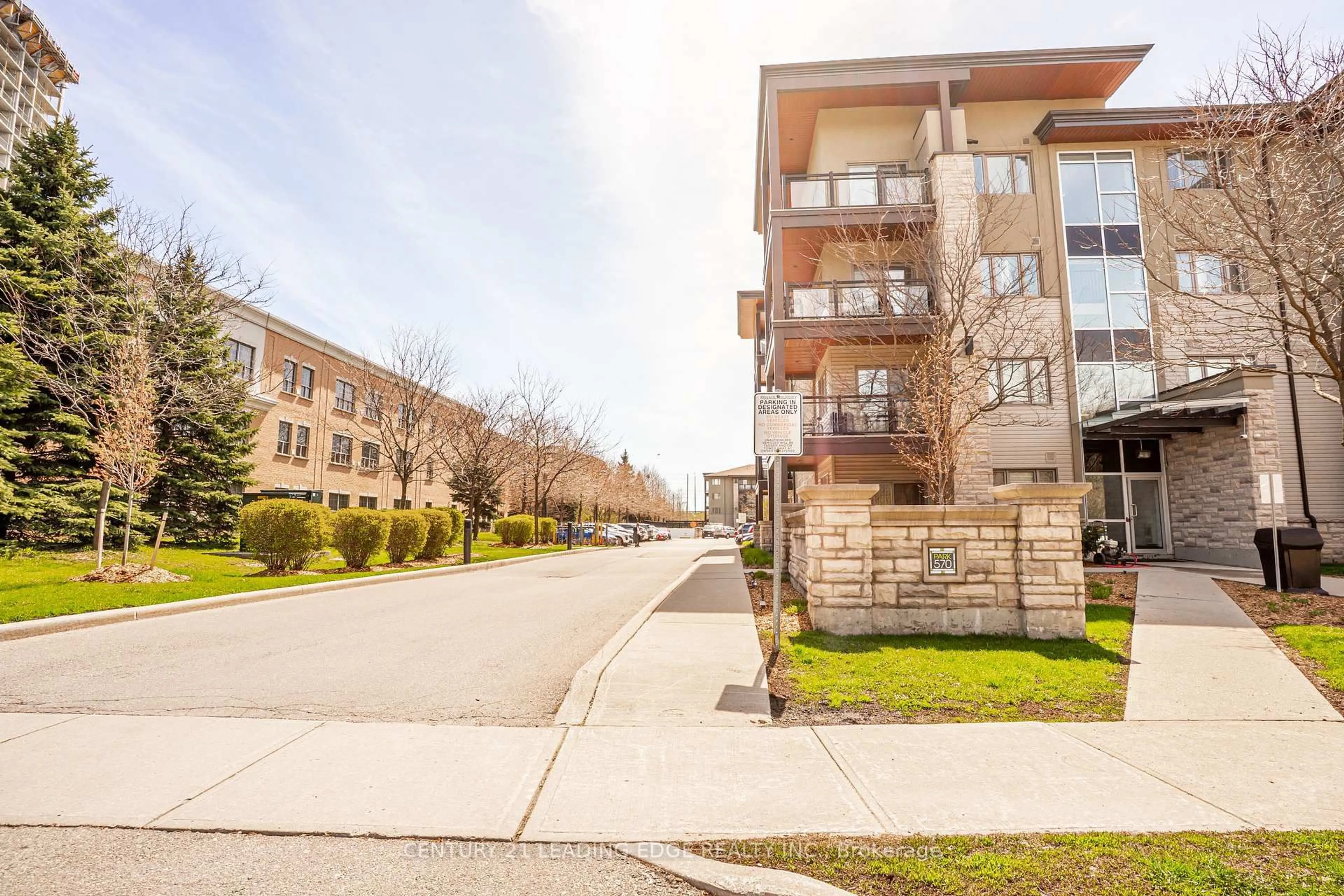 Patio, building for 570 Lolita Gdns #421, Mississauga Ontario L5A 3T2
