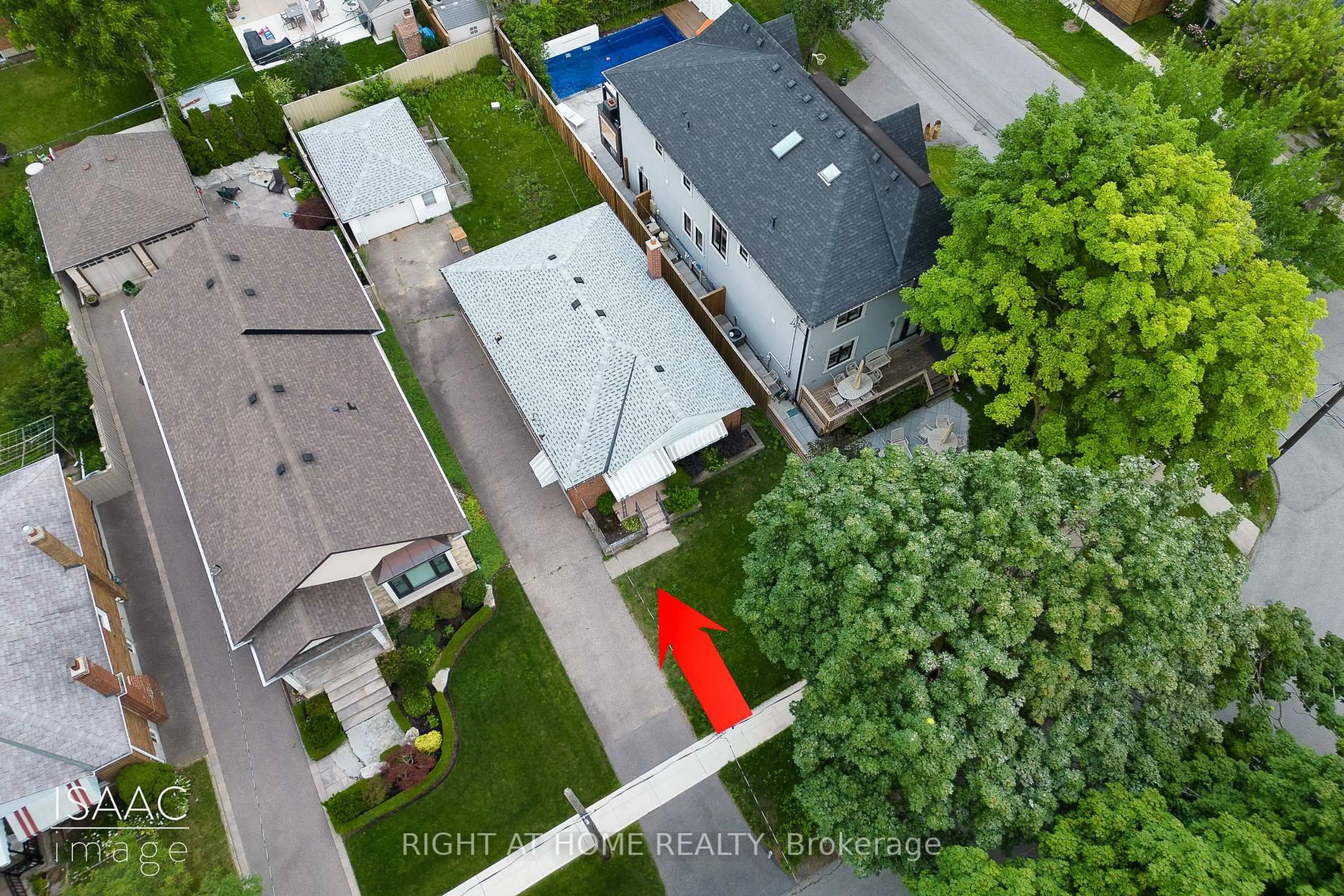 A pic from outside/outdoor area/front of a property/back of a property/a pic from drone, street for 98 Yorkview Dr, Toronto Ontario M8Z 2G4