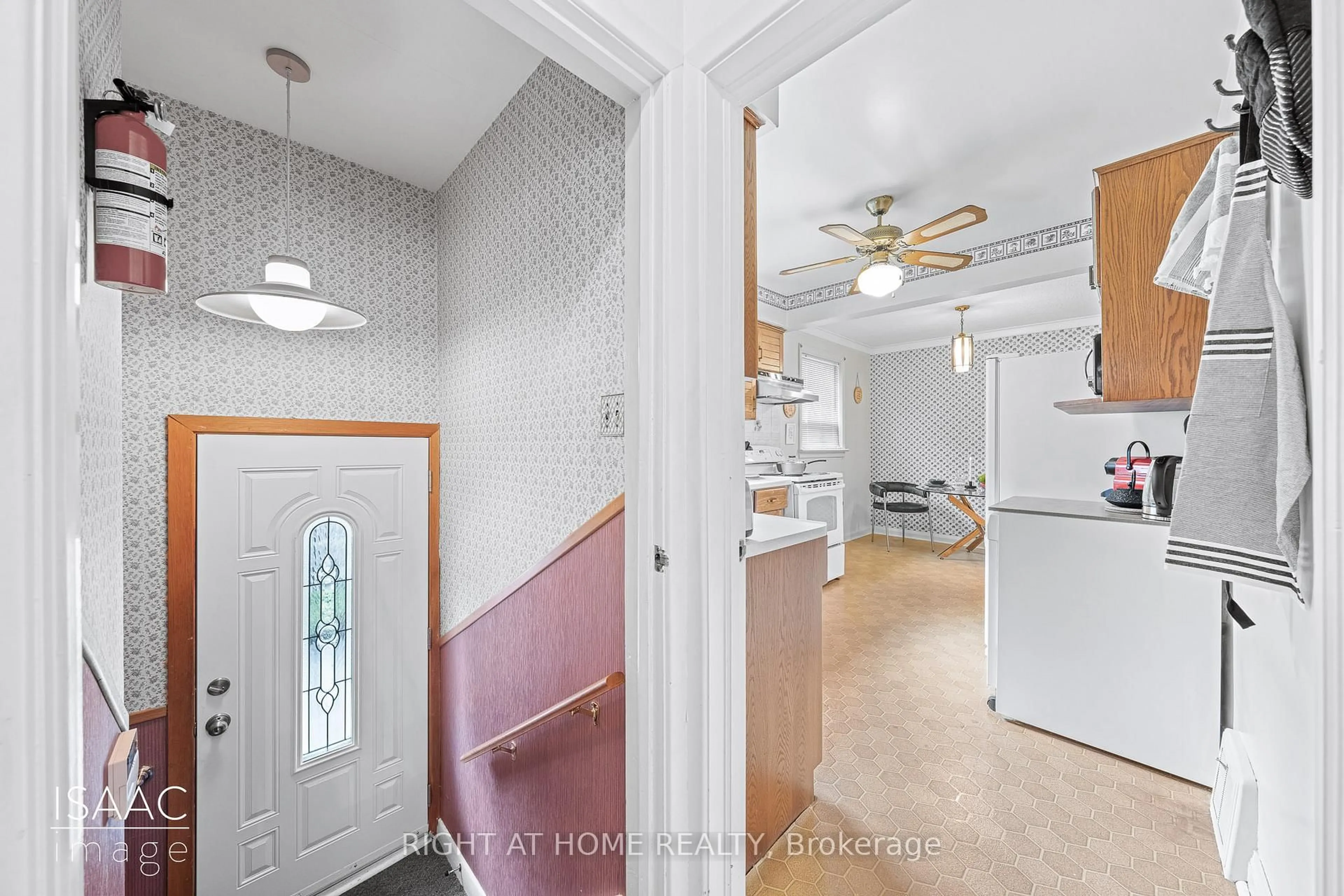Indoor entryway for 98 Yorkview Dr, Toronto Ontario M8Z 2G4