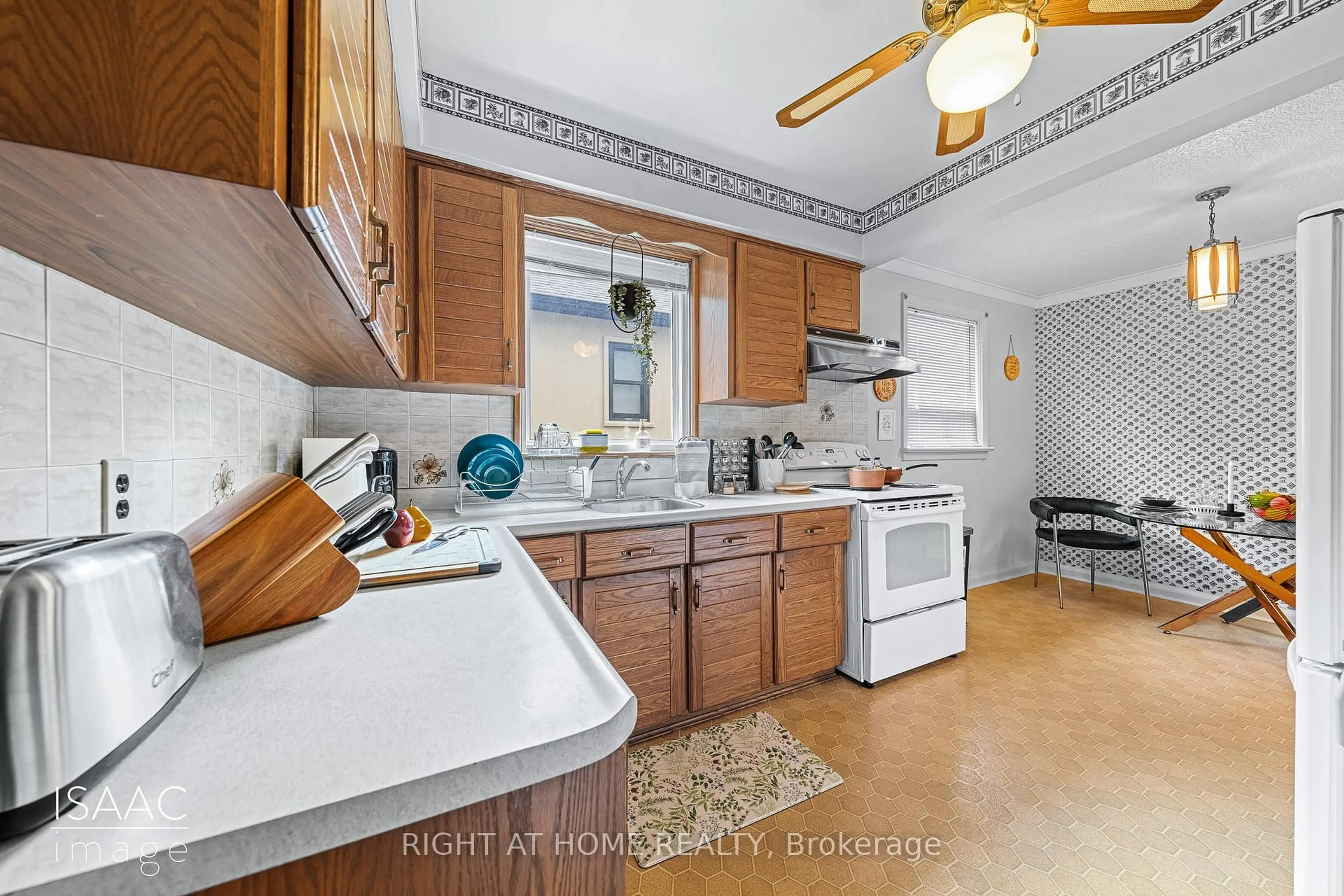 Standard kitchen, ceramic/tile floor for 98 Yorkview Dr, Toronto Ontario M8Z 2G4