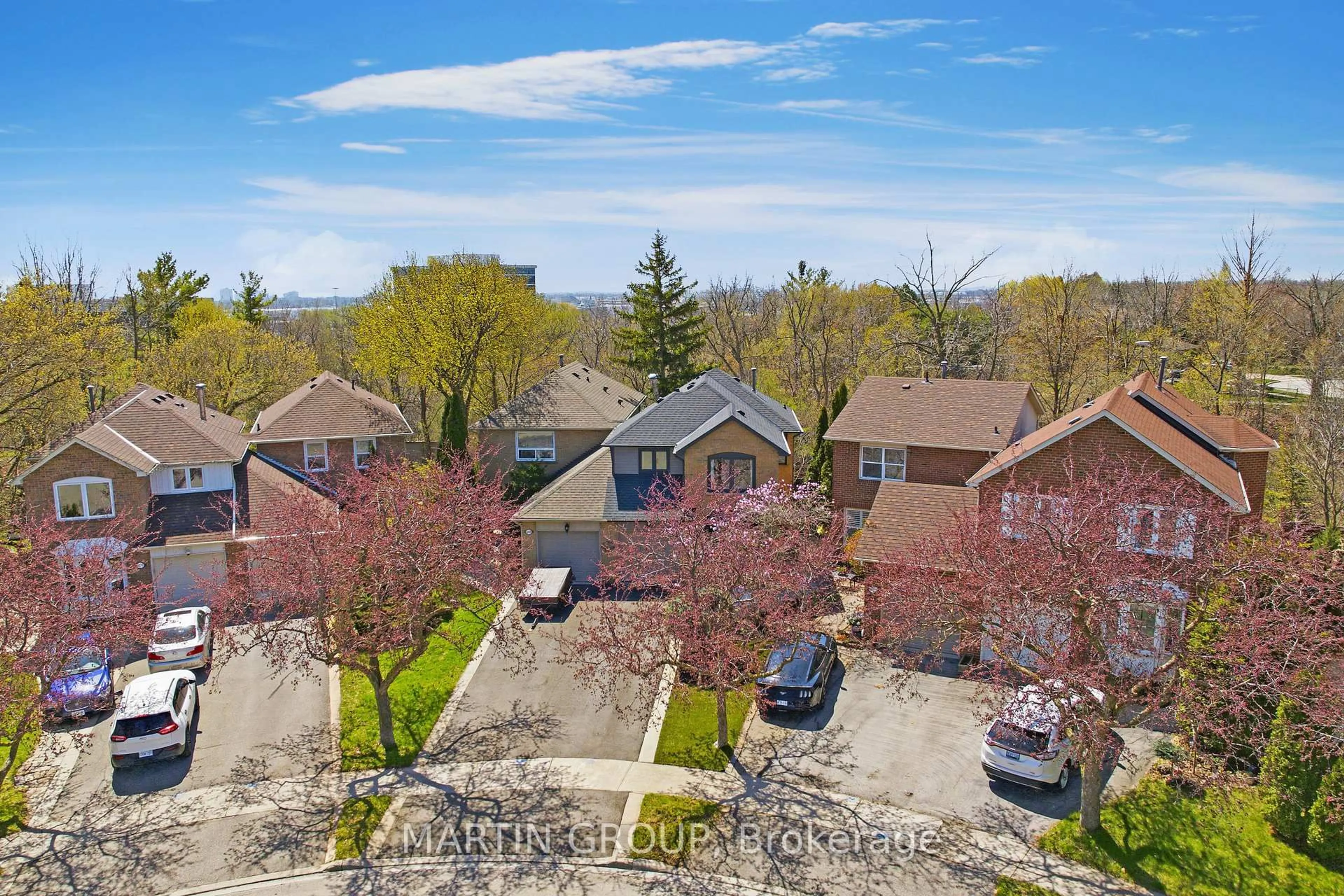 A pic from outside/outdoor area/front of a property/back of a property/a pic from drone, street for 1181 Potters Wheel Cres, Oakville Ontario L6M 1J3