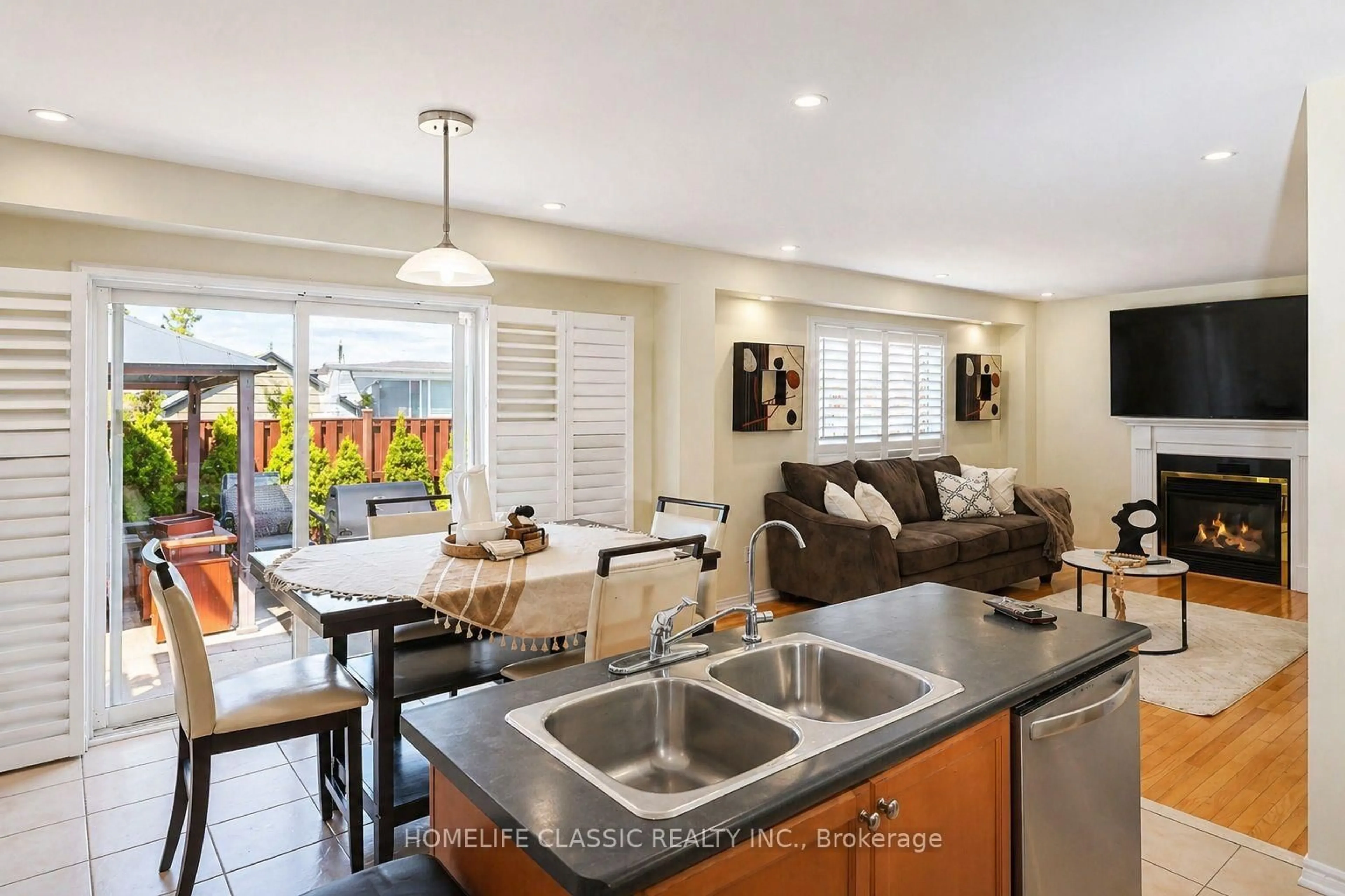 Open concept kitchen, ceramic/tile floor for 101 Botavia Downs Dr, Brampton Ontario L7A 3P6