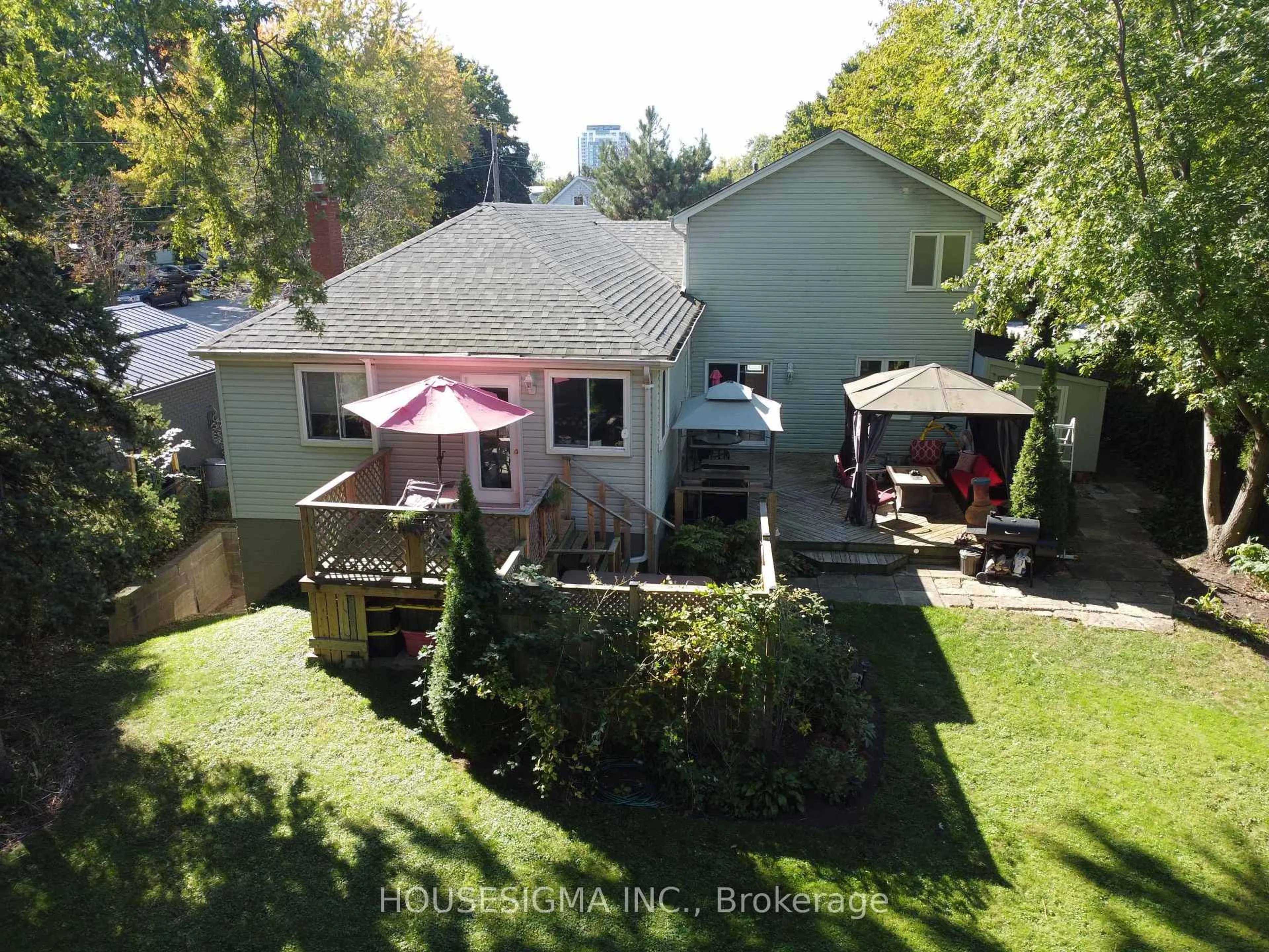 A pic from outside/outdoor area/front of a property/back of a property/a pic from drone, street for 899 Hazel St, Burlington Ontario L7R 3X1