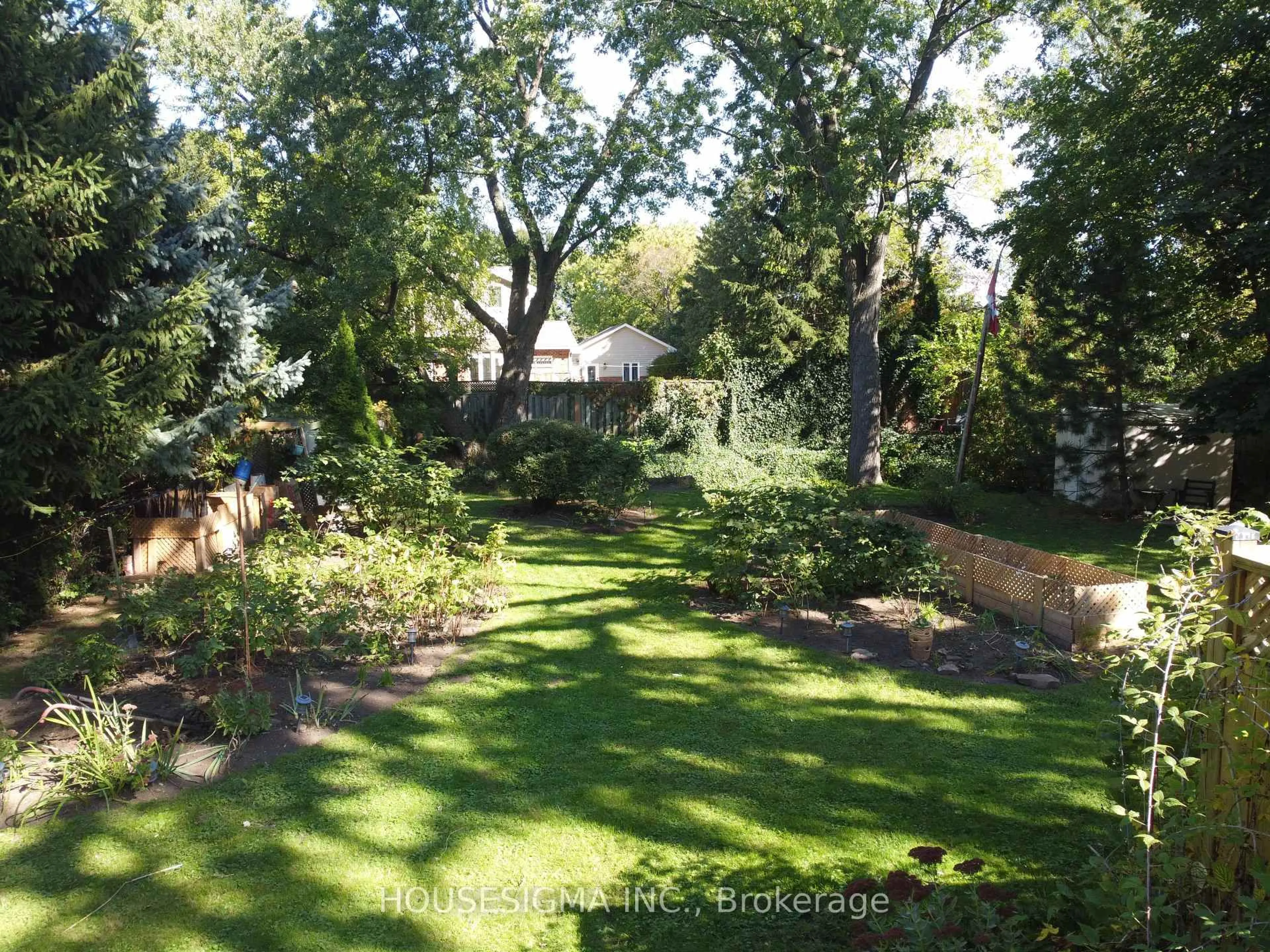 A pic from outside/outdoor area/front of a property/back of a property/a pic from drone, forest/trees view for 899 Hazel St, Burlington Ontario L7R 3X1