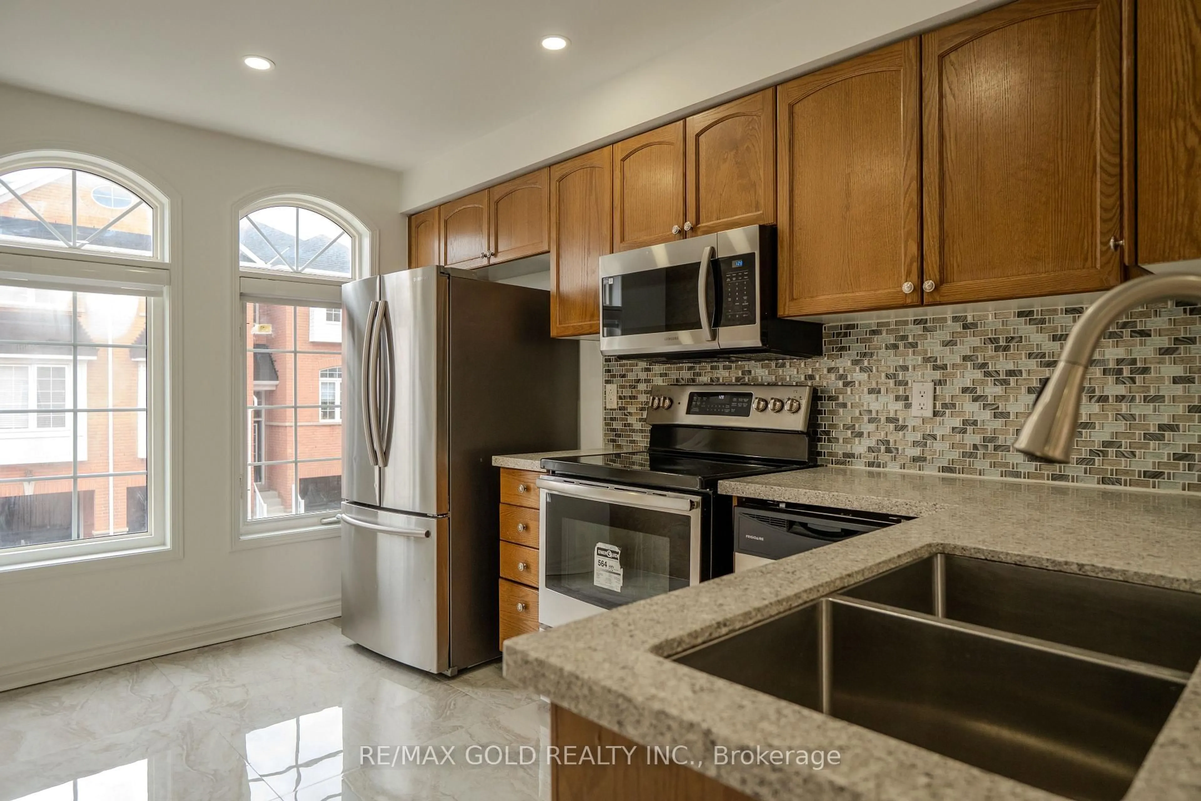 Standard kitchen, ceramic/tile floor for 7059 Fairmeadow Cres, Mississauga Ontario L5N 8R6