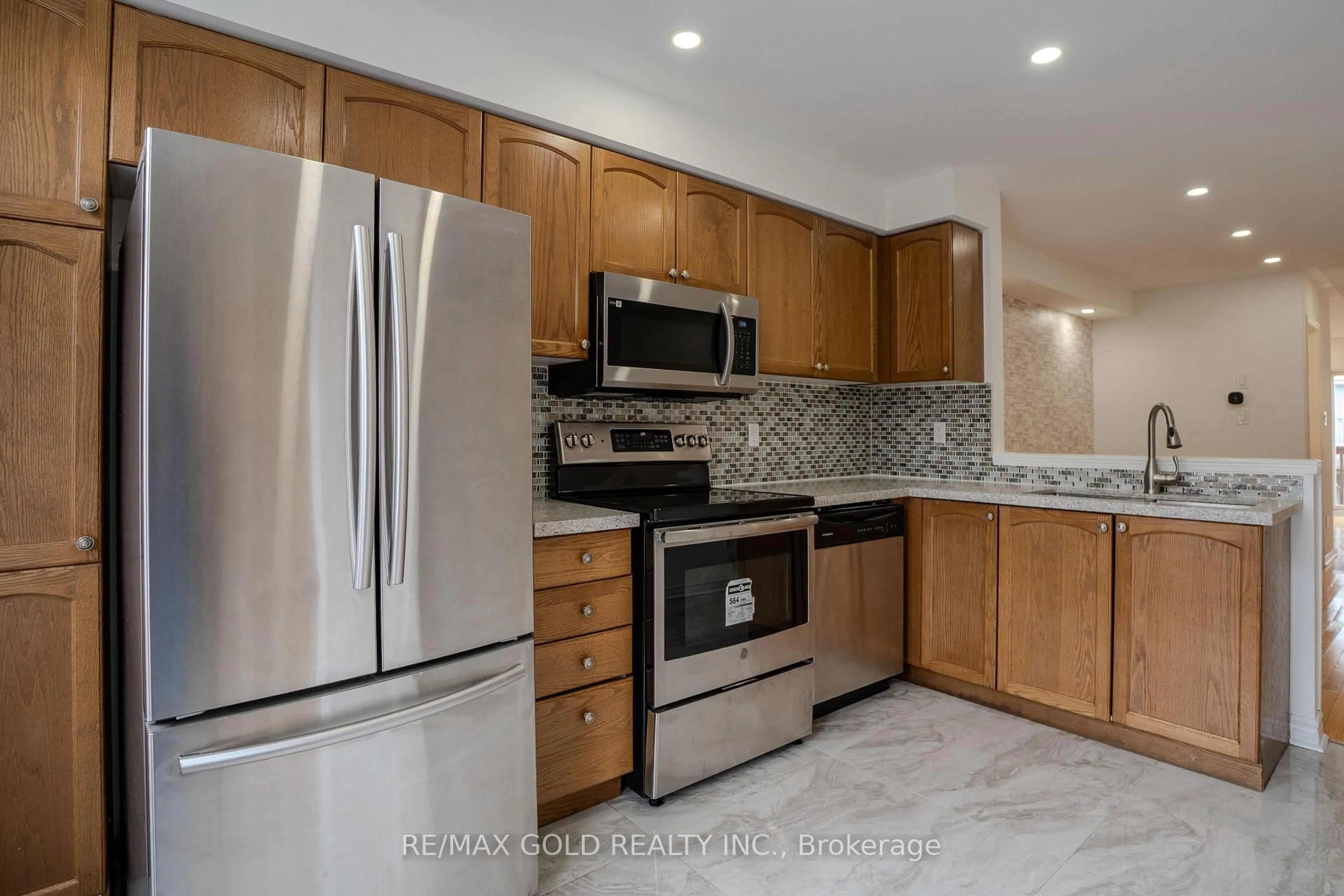 Standard kitchen, ceramic/tile floor for 7059 Fairmeadow Cres, Mississauga Ontario L5N 8R6