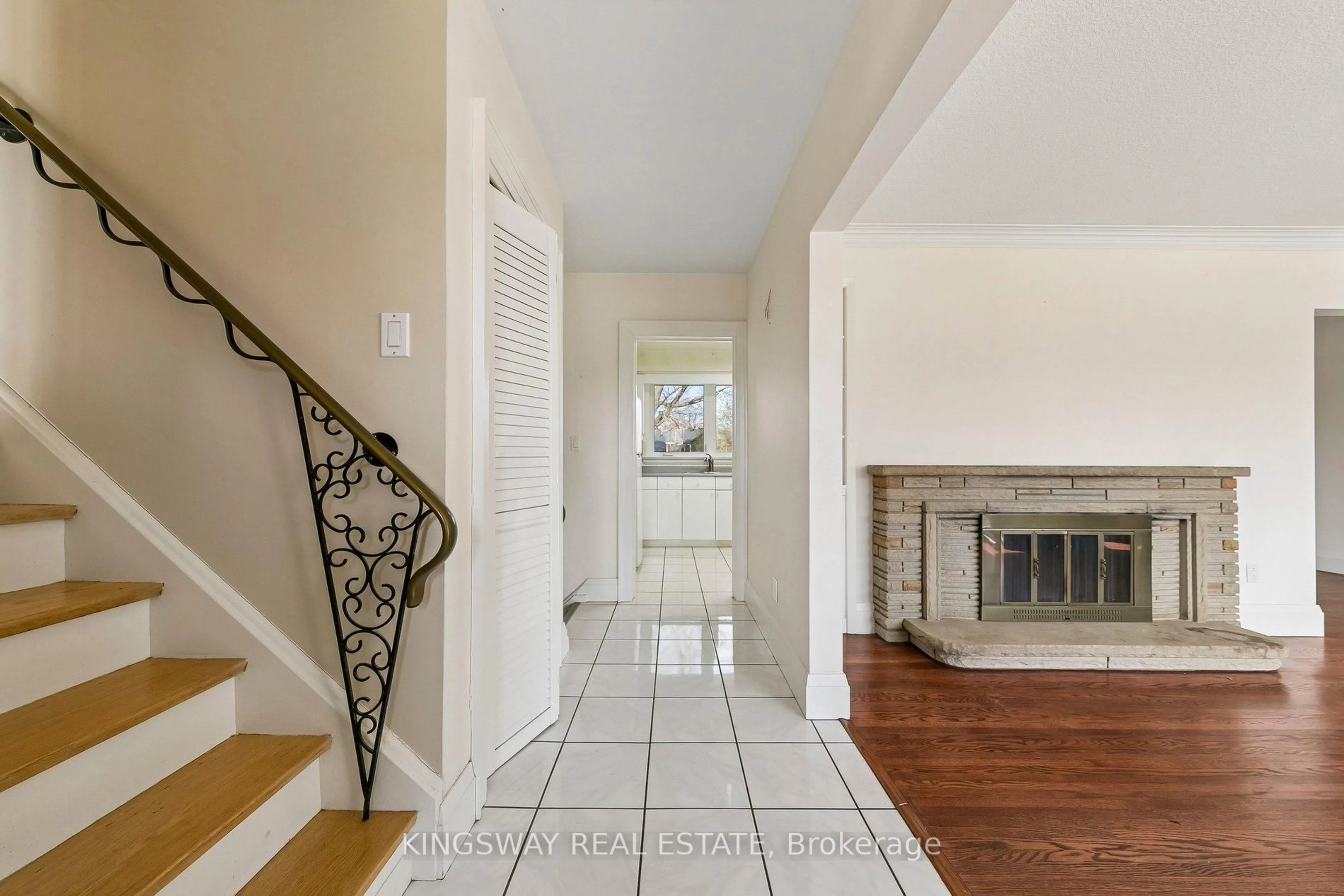 Indoor entryway for 2175 Denise Rd, Mississauga Ontario L4X 1H9