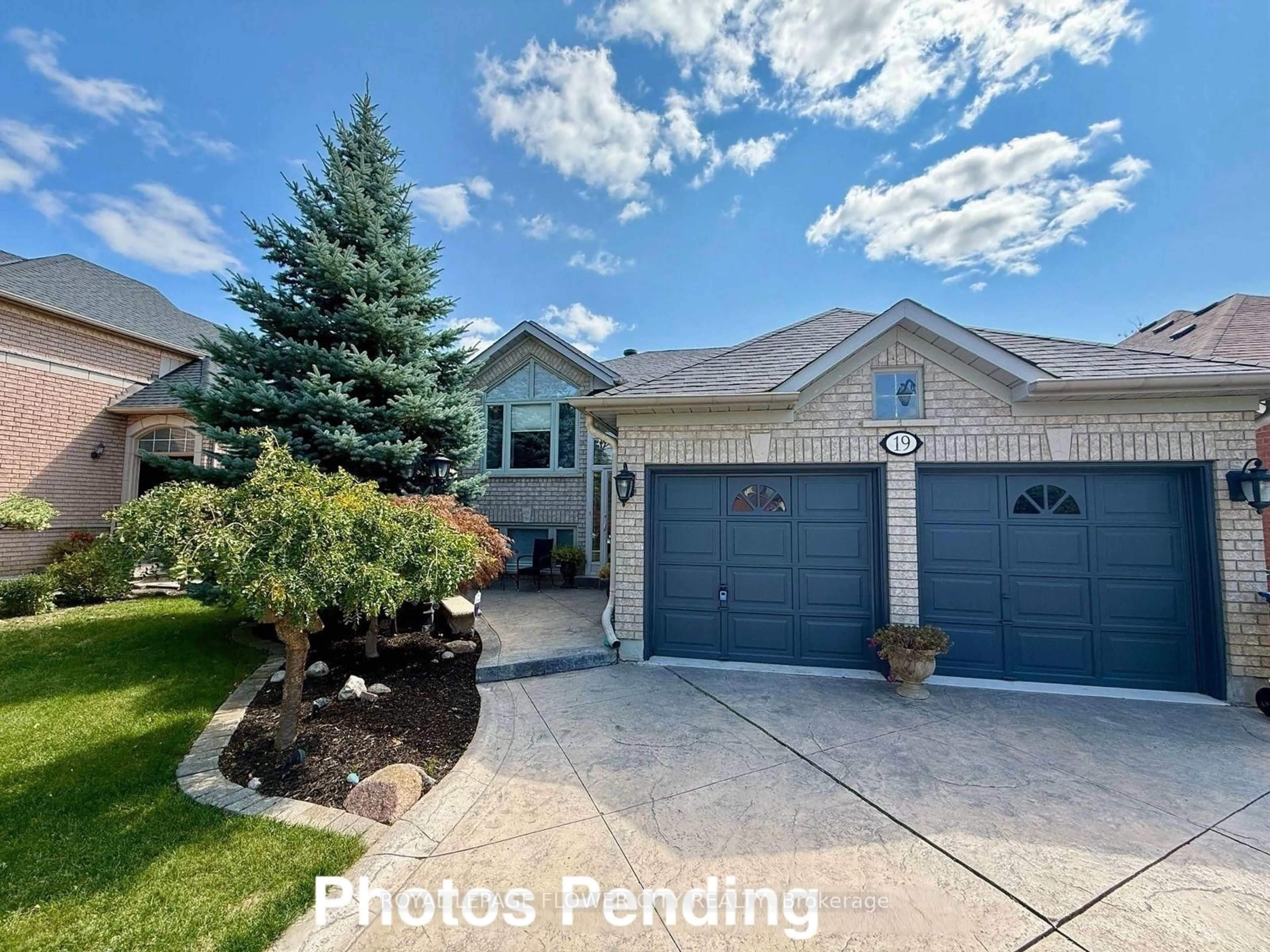 A pic from outside/outdoor area/front of a property/back of a property/a pic from drone, street for 19 Livingston Dr, Caledon Ontario L7C 1A1