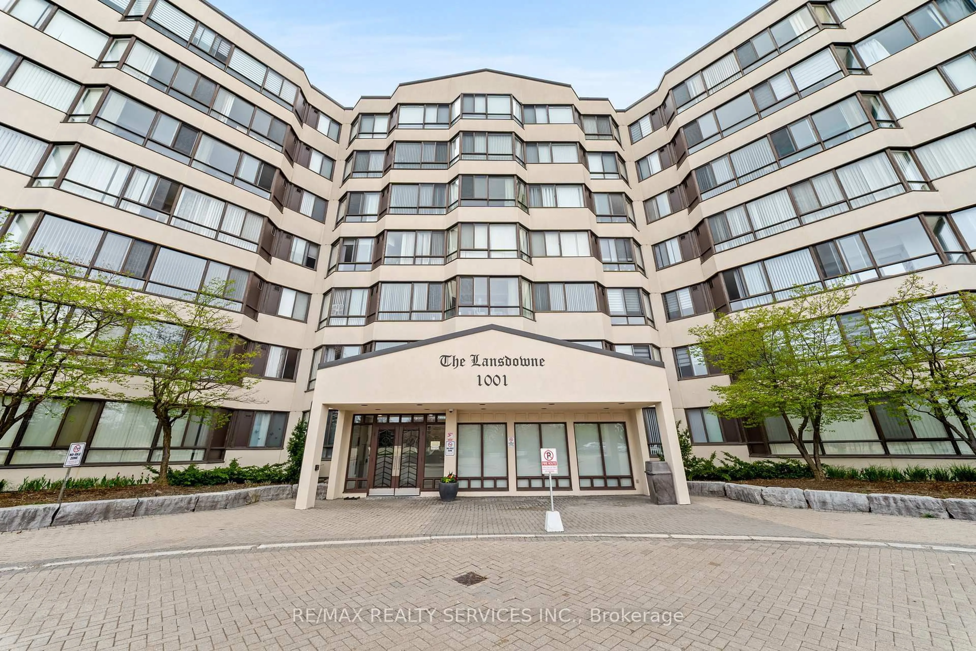 Indoor foyer for 1001 Cedarglen Gate #307, Mississauga Ontario L5C 4R2
