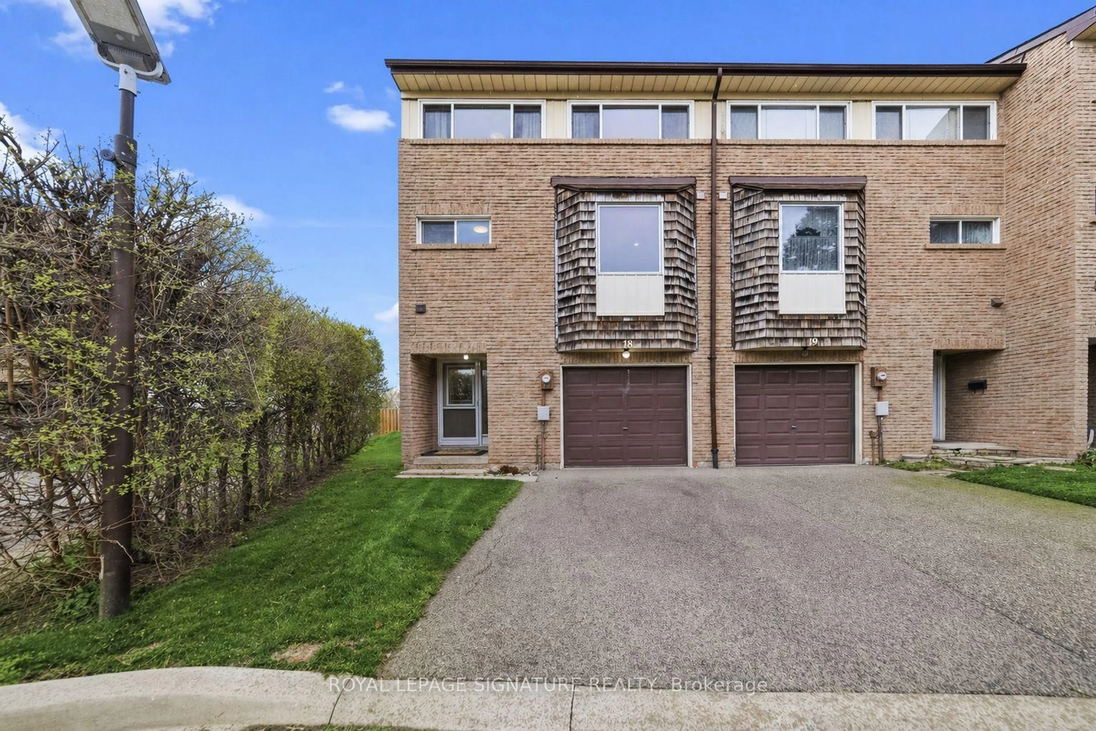 A pic from outside/outdoor area/front of a property/back of a property/a pic from drone, street for 661 Childs Dr #18, Milton Ontario L9T 3V7