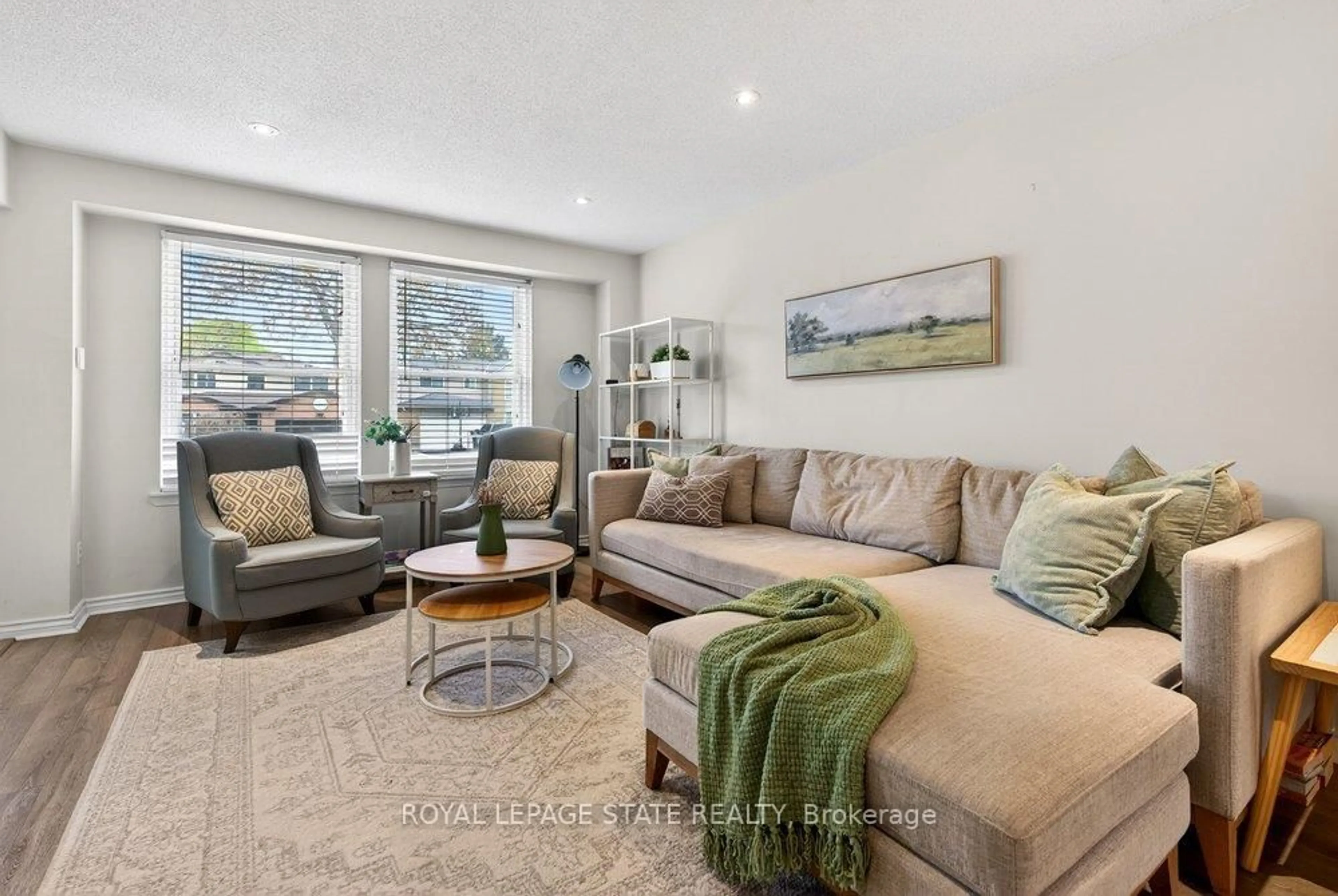 Living room with furniture, unknown for 2233 Melissa Cres, Burlington Ontario L7P 3T4