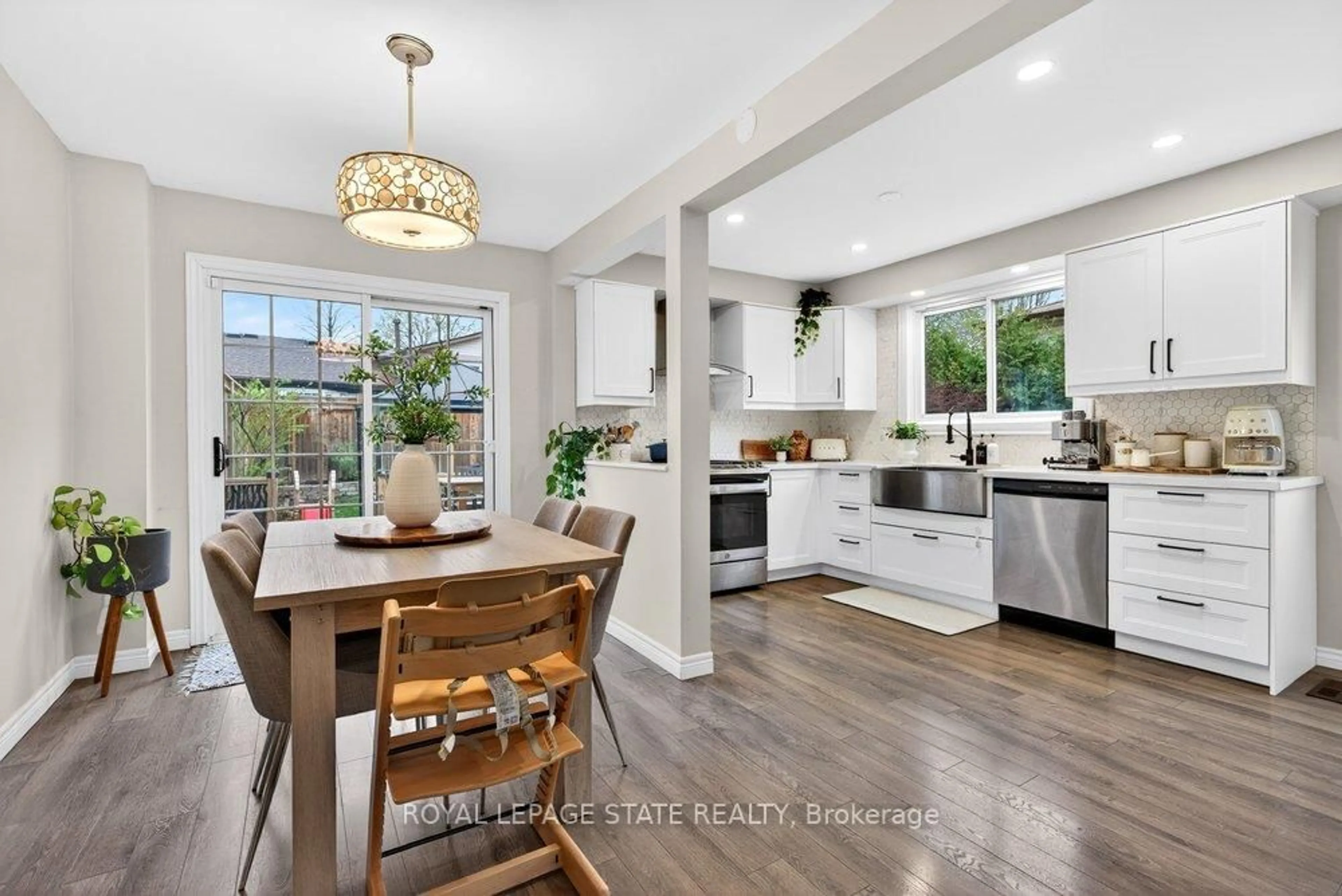 Open concept kitchen, unknown for 2233 Melissa Cres, Burlington Ontario L7P 3T4