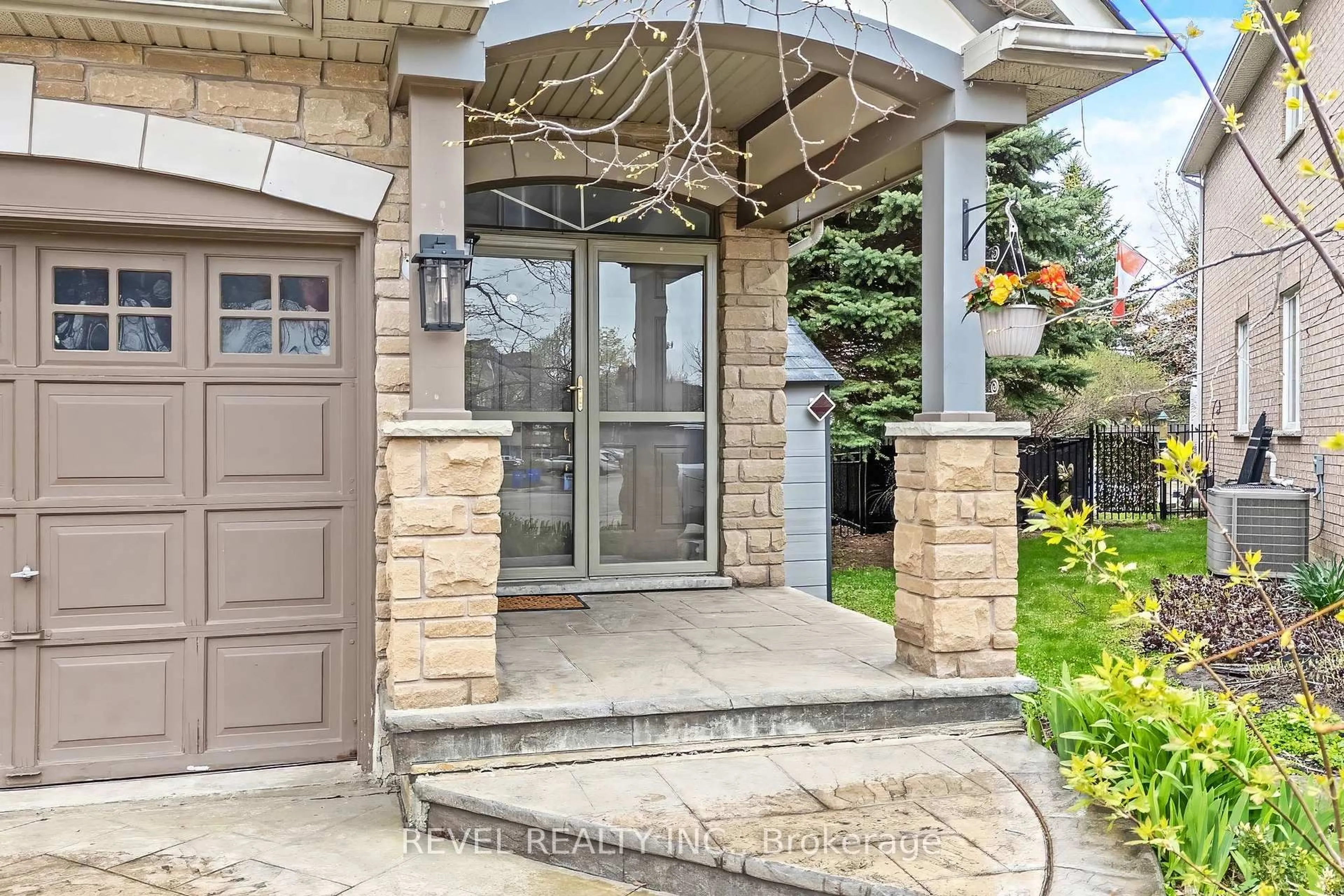 Indoor entryway for 62 McNally St, Halton Hills Ontario L7G 6E2