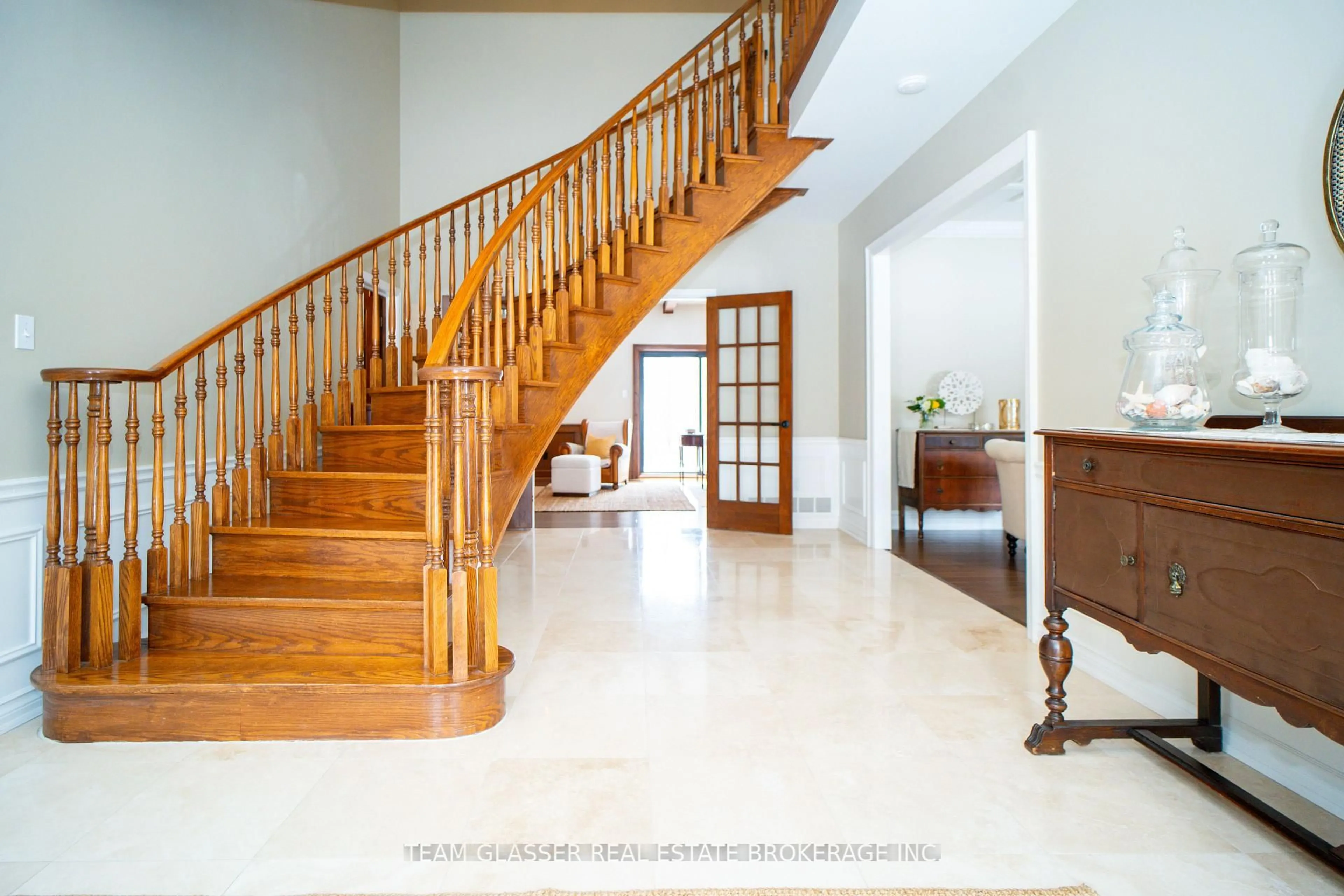 Indoor foyer for 110 McLaren Rd, Milton Ontario L0P 1B0