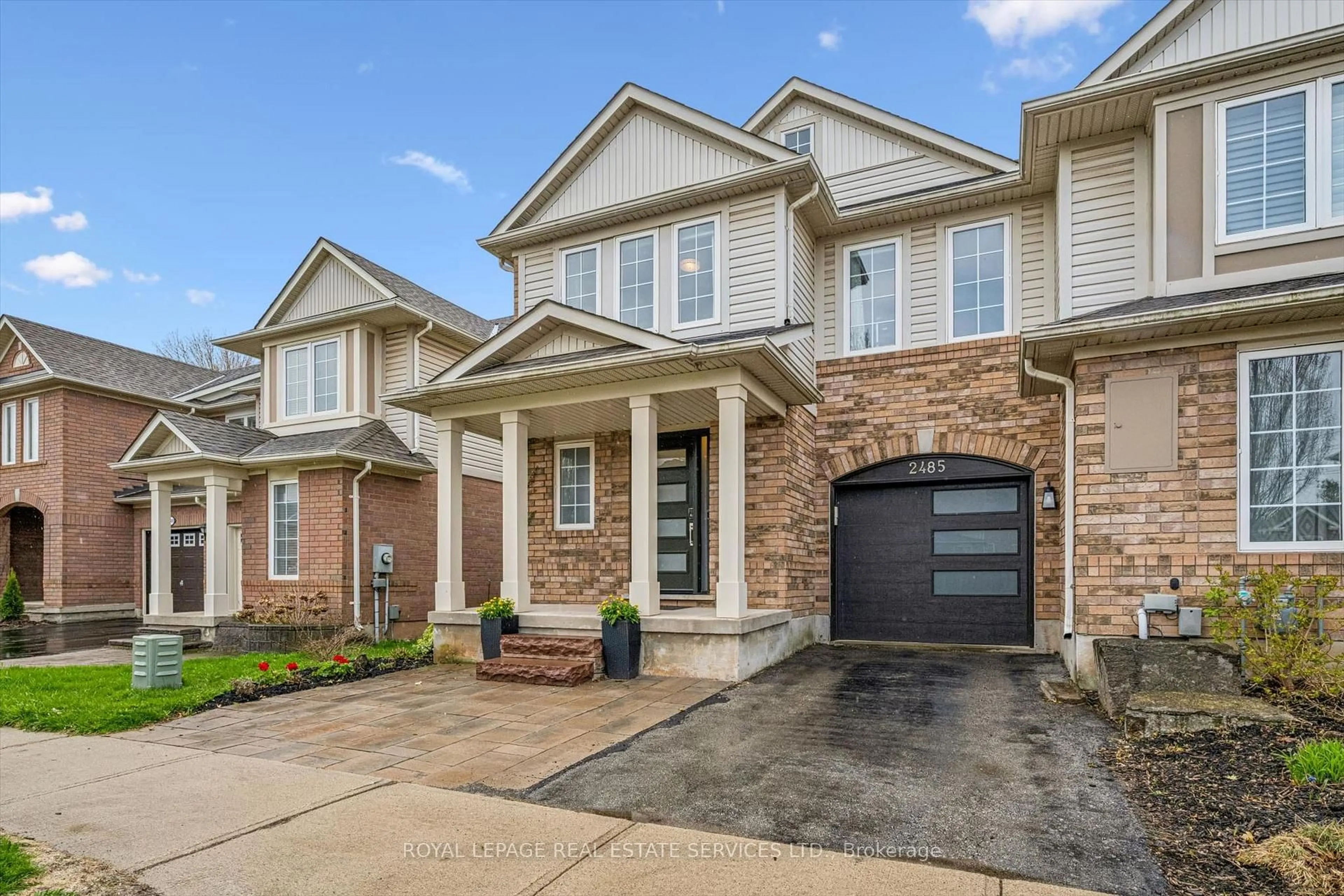 Home with brick exterior material, street for 2485 Wooden Hill Circ, Oakville Ontario L6M 4E3