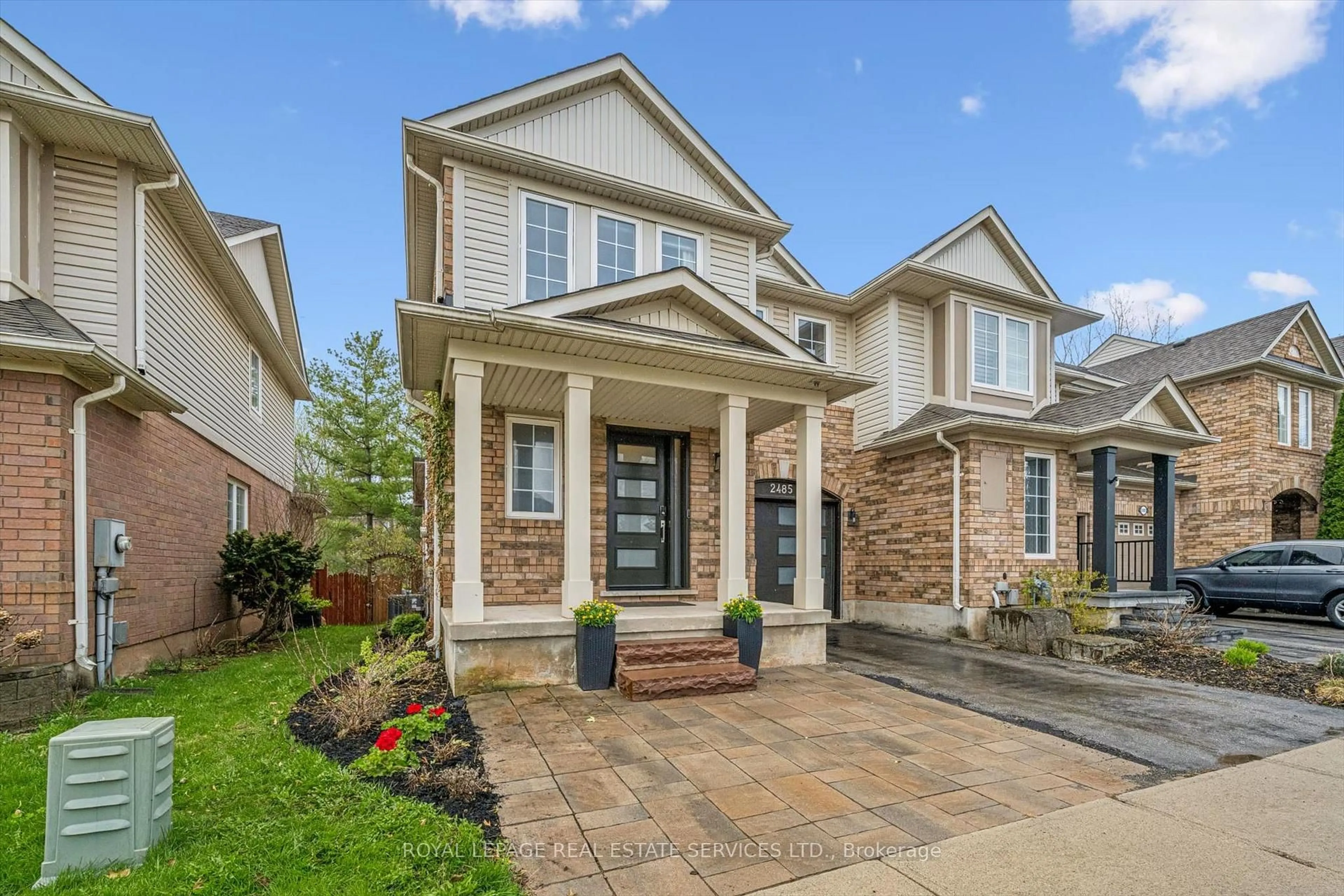 Home with brick exterior material, street for 2485 Wooden Hill Circ, Oakville Ontario L6M 4E3