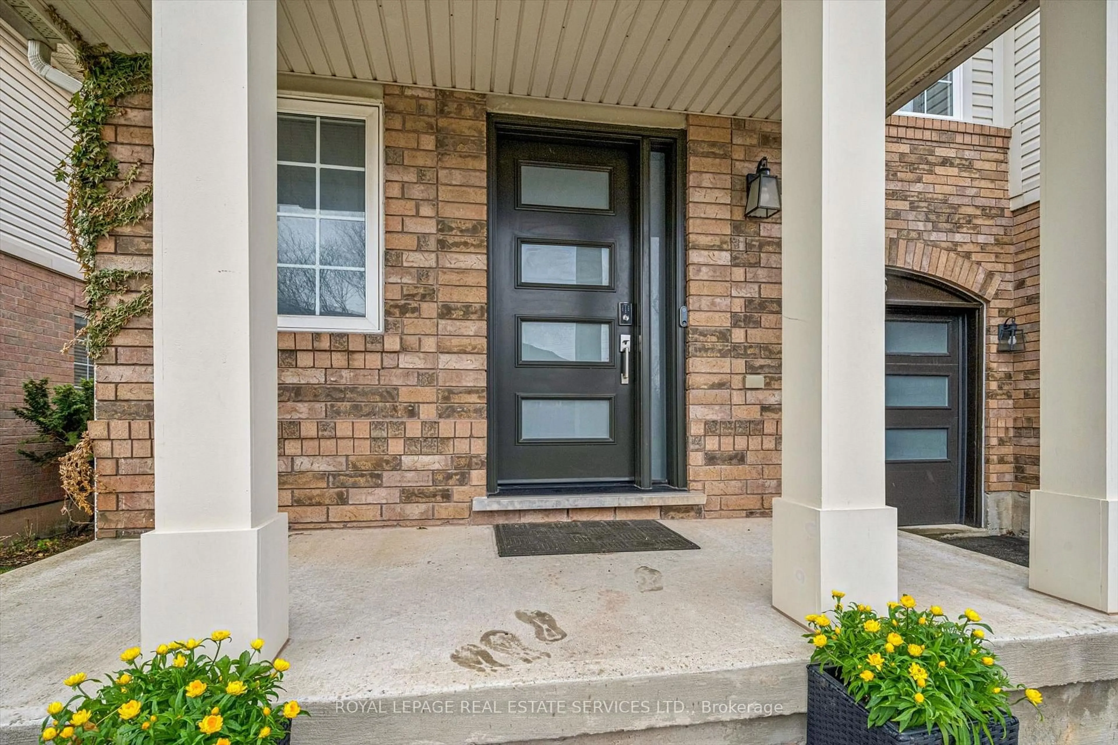 Indoor entryway for 2485 Wooden Hill Circ, Oakville Ontario L6M 4E3