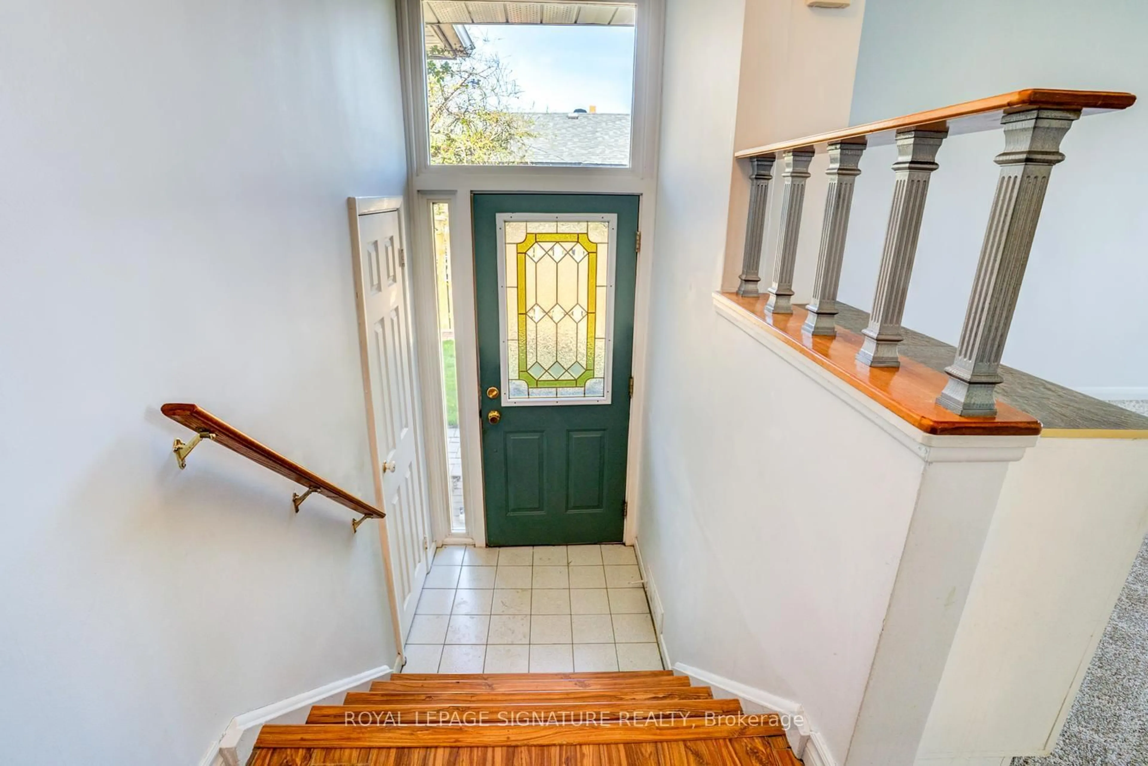 Indoor entryway for 15 Epsom Downs Dr, Brampton Ontario L6T 1Y7