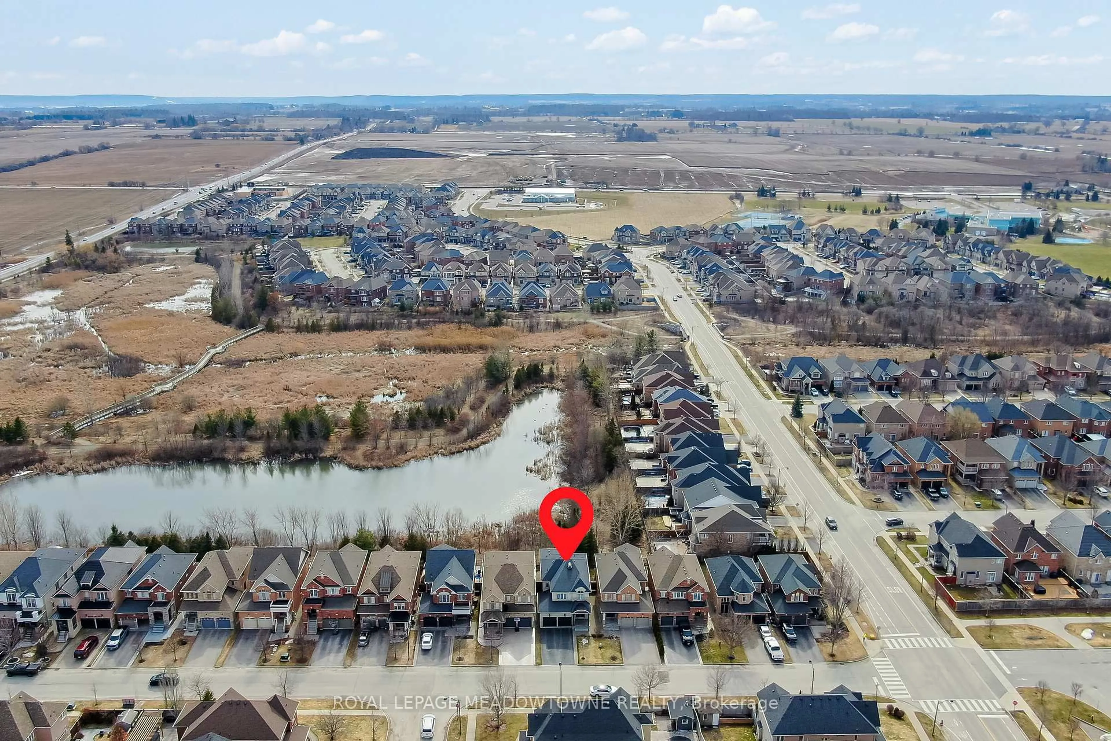 A pic from outside/outdoor area/front of a property/back of a property/a pic from drone, water/lake/river/ocean view for 10 Silver Pond Dr, Halton Hills Ontario L7G 6L9