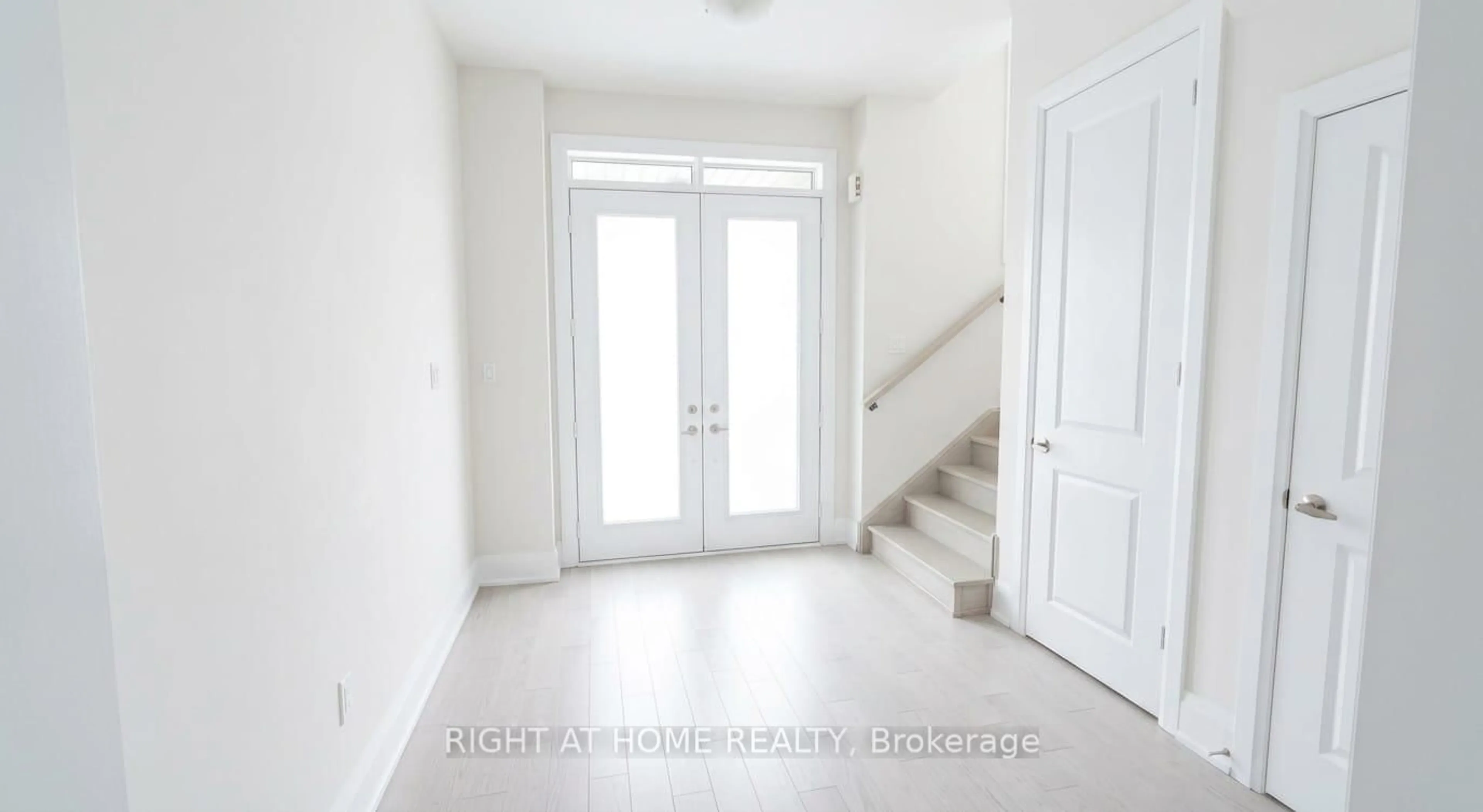 Indoor entryway for 816 Apple Terr, Milton Ontario L9E 2C3