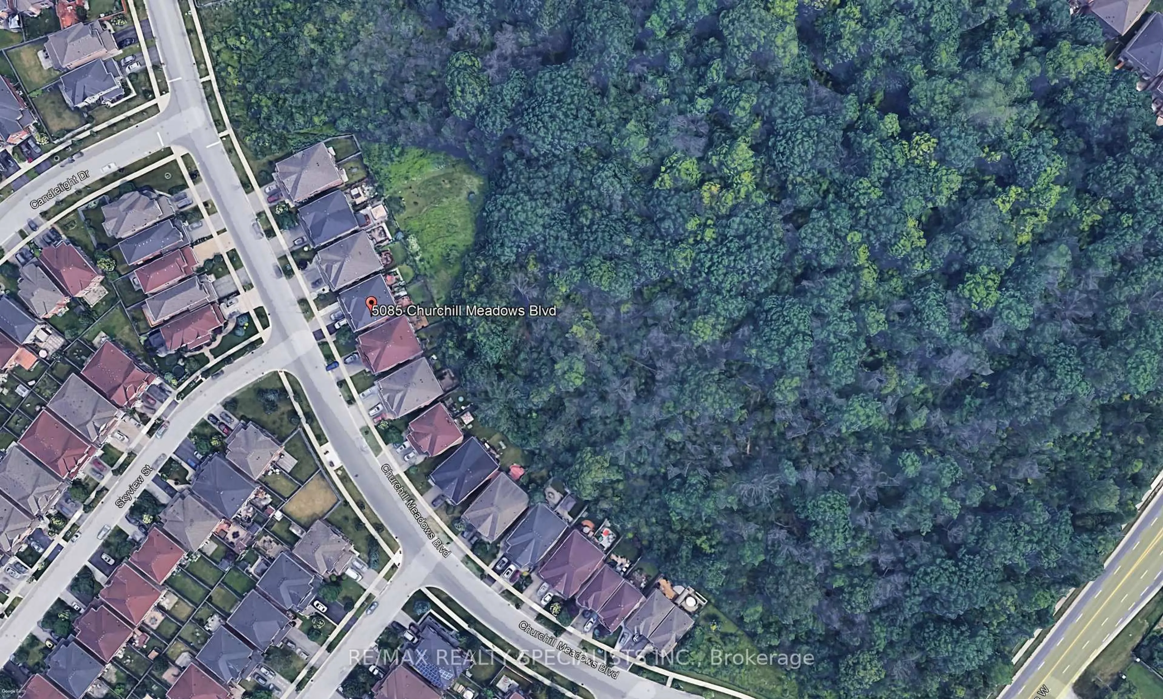 A pic from outside/outdoor area/front of a property/back of a property/a pic from drone, unknown for 5085 Churchill Meadows Blvd, Mississauga Ontario L5M 8A1