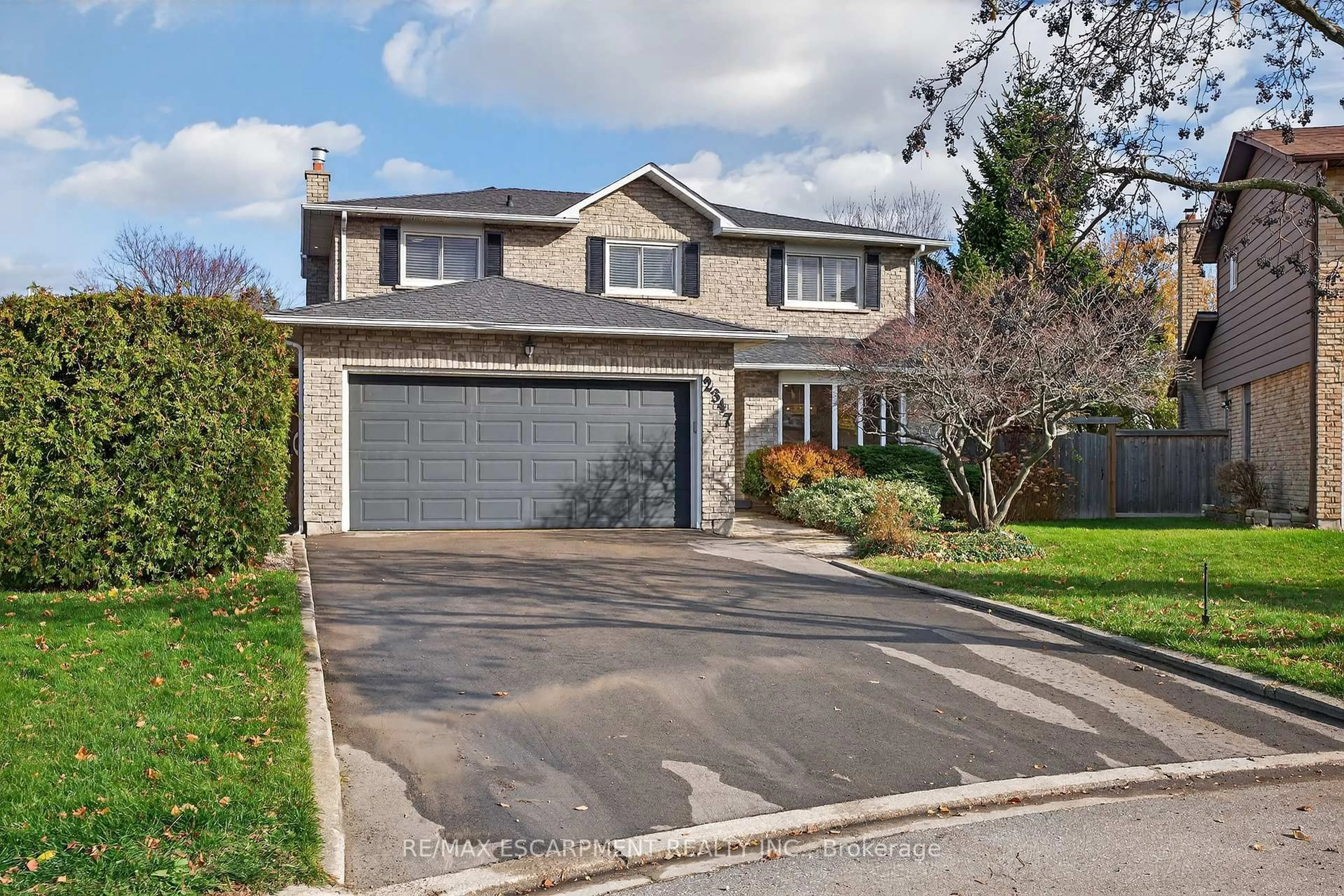 Home with vinyl exterior material, street for 2347 Tweedsmuir Crt, Burlington Ontario L7P 4K9