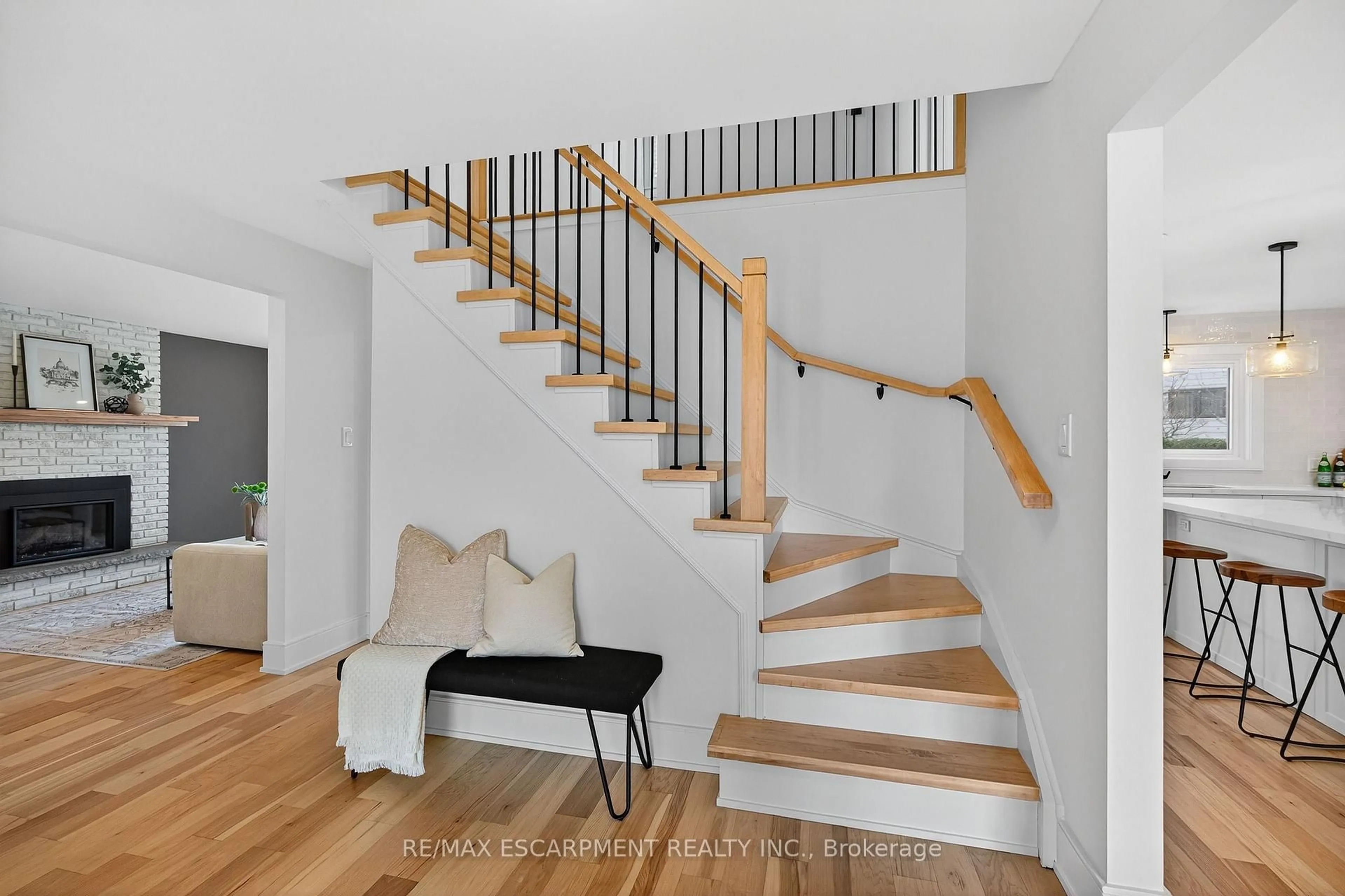 Stairs for 2347 Tweedsmuir Crt, Burlington Ontario L7P 4K9