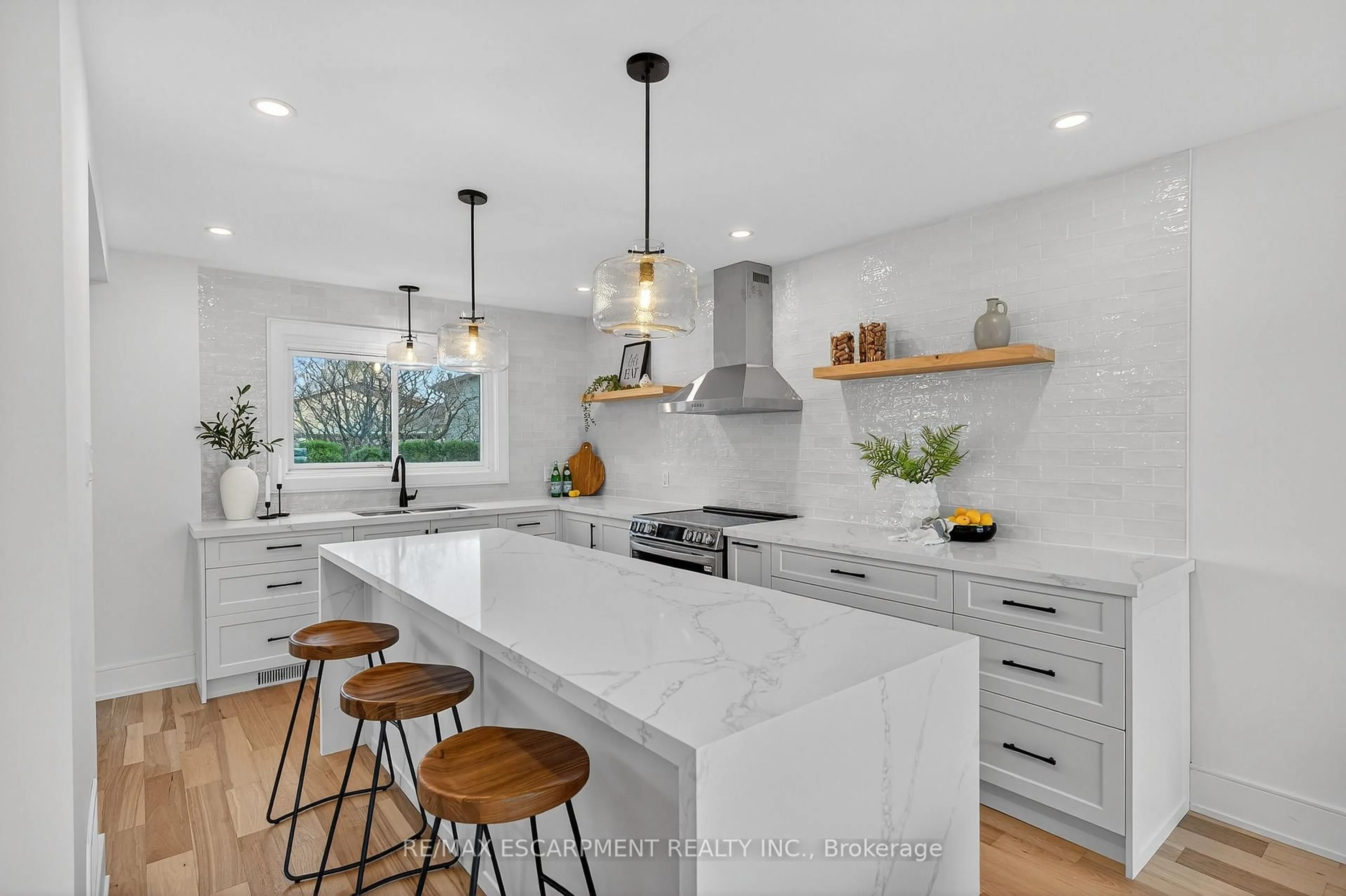 Open concept kitchen, unknown for 2347 Tweedsmuir Crt, Burlington Ontario L7P 4K9