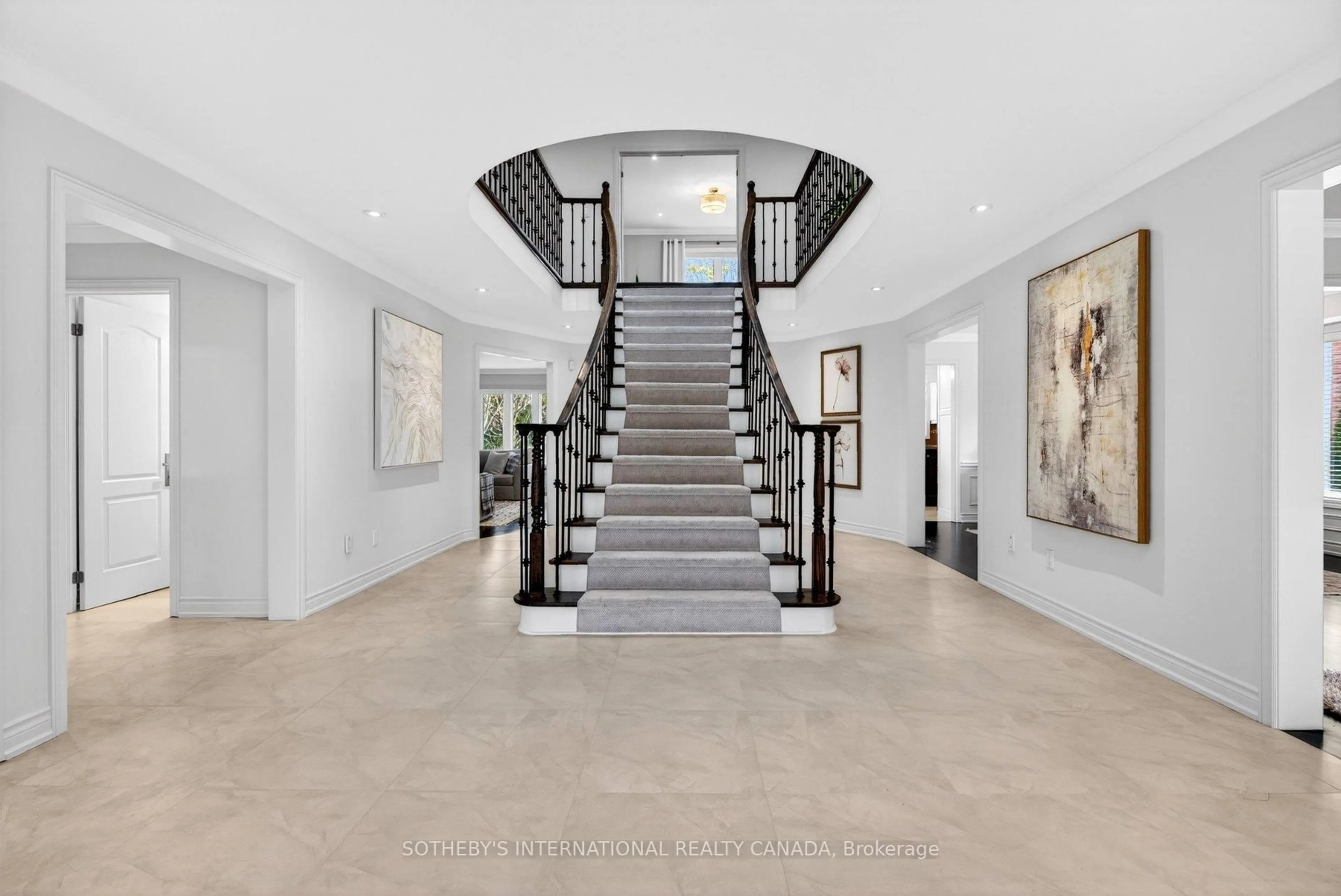 Indoor foyer for 1383 Winterberry Dr, Burlington Ontario L7P 4T6
