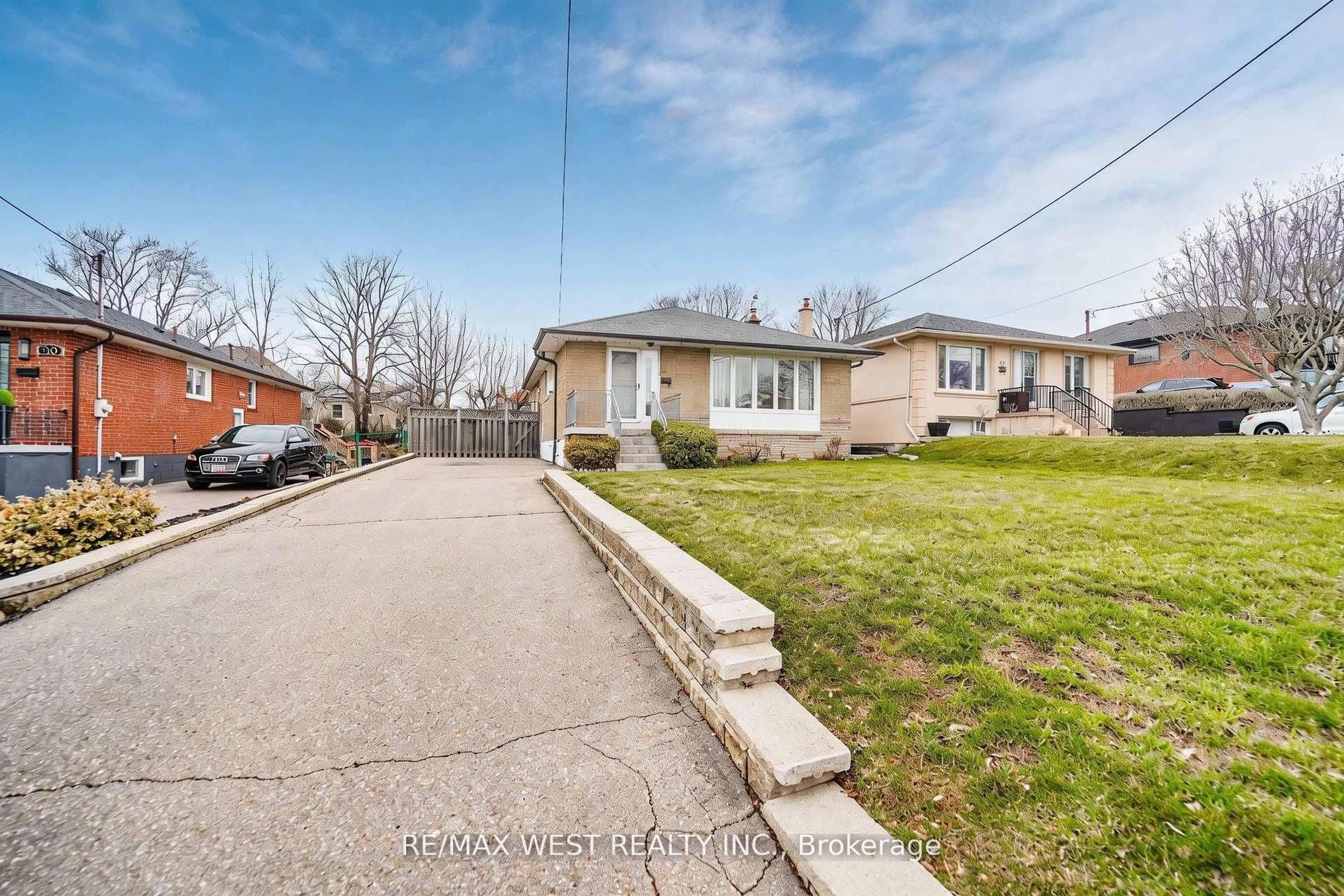 A pic from outside/outdoor area/front of a property/back of a property/a pic from drone, street for 32 Deevale Rd, Toronto Ontario M3M 1Z3