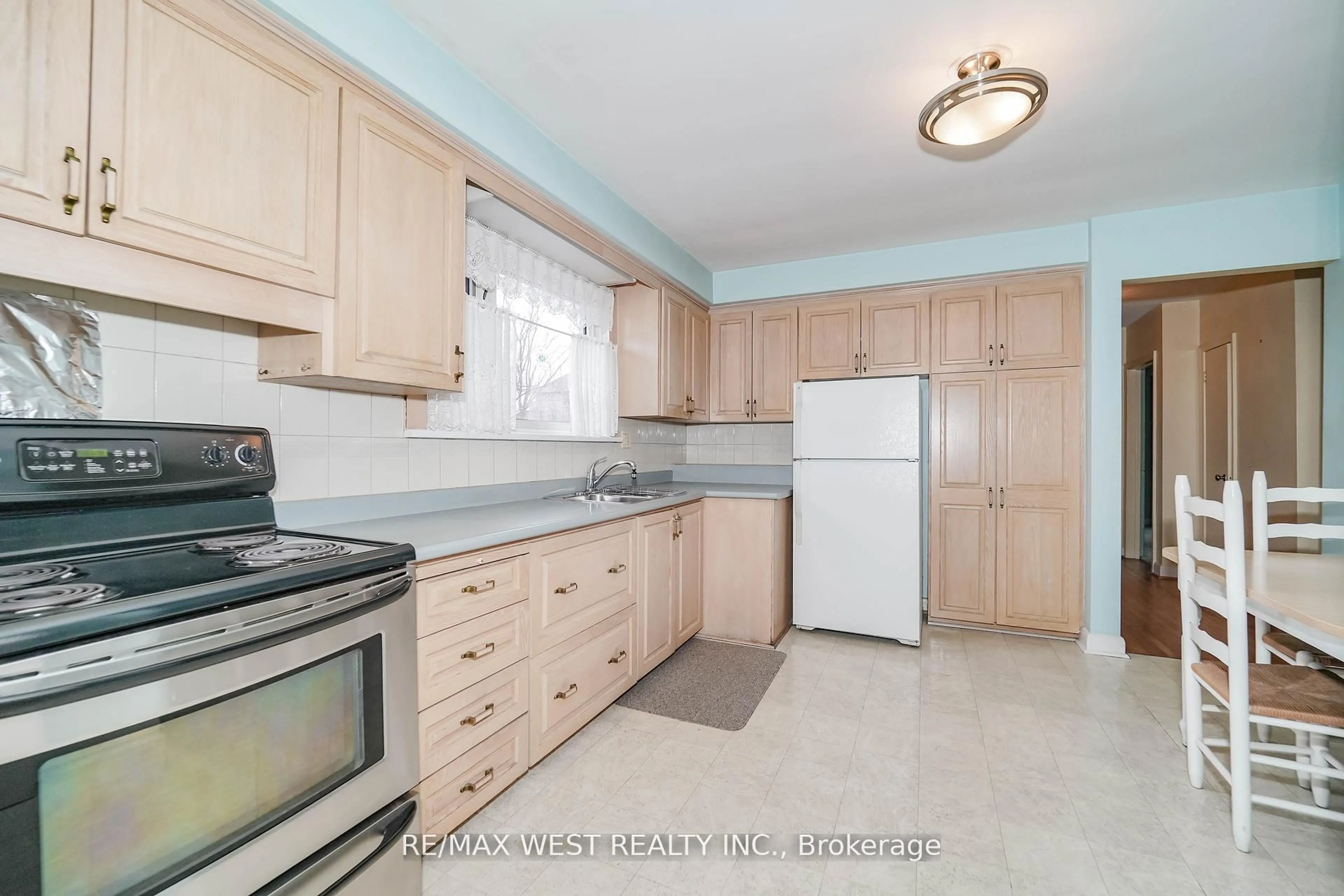 Standard kitchen, unknown for 32 Deevale Rd, Toronto Ontario M3M 1Z3