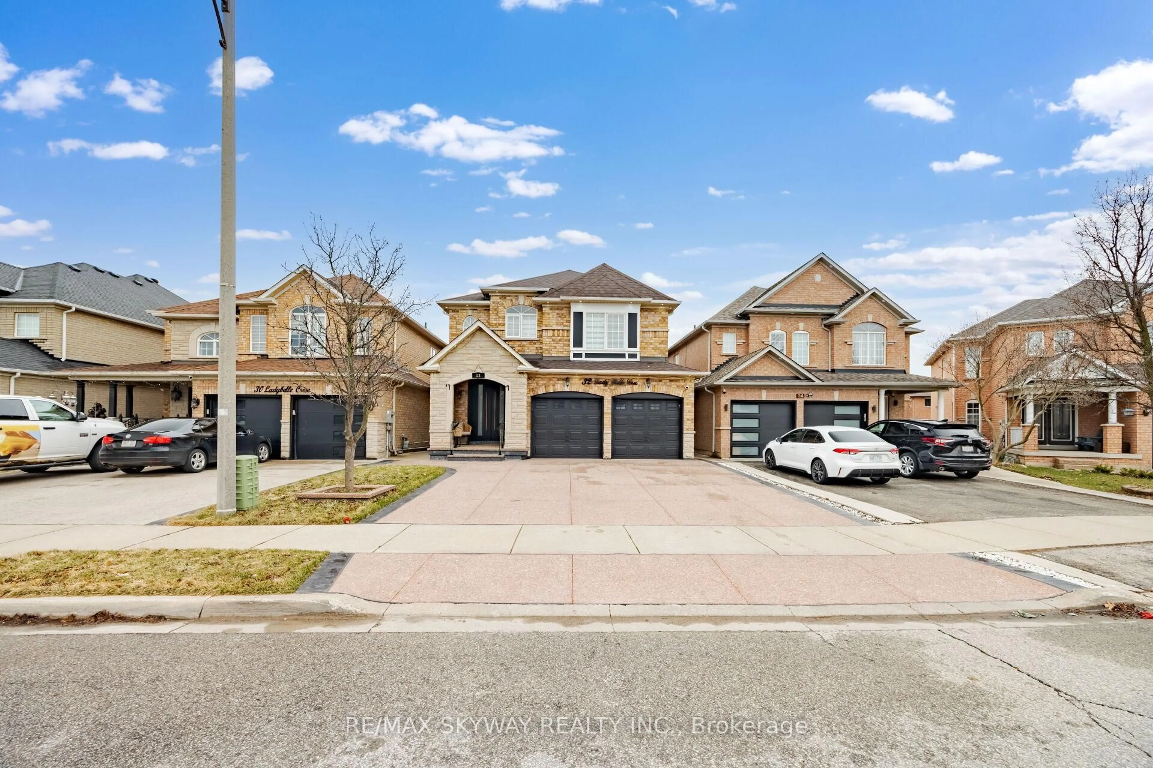 A pic from outside/outdoor area/front of a property/back of a property/a pic from drone, street for 32 Lady Belle Cres, Brampton Ontario L6R 3B6