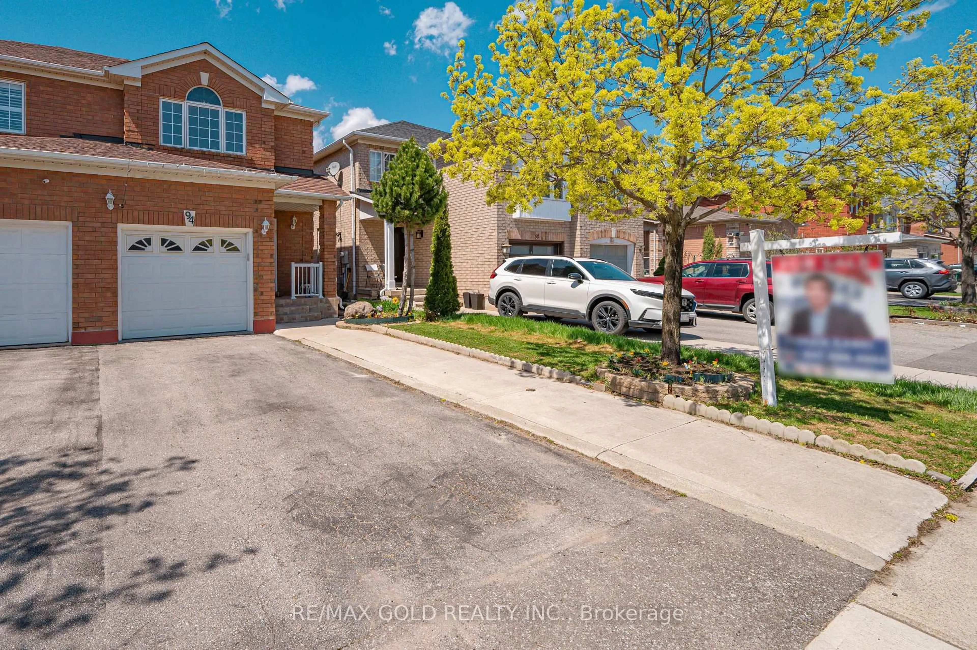 A pic from outside/outdoor area/front of a property/back of a property/a pic from drone, street for 94 Lake Louise Dr, Brampton Ontario L6X 4Y6